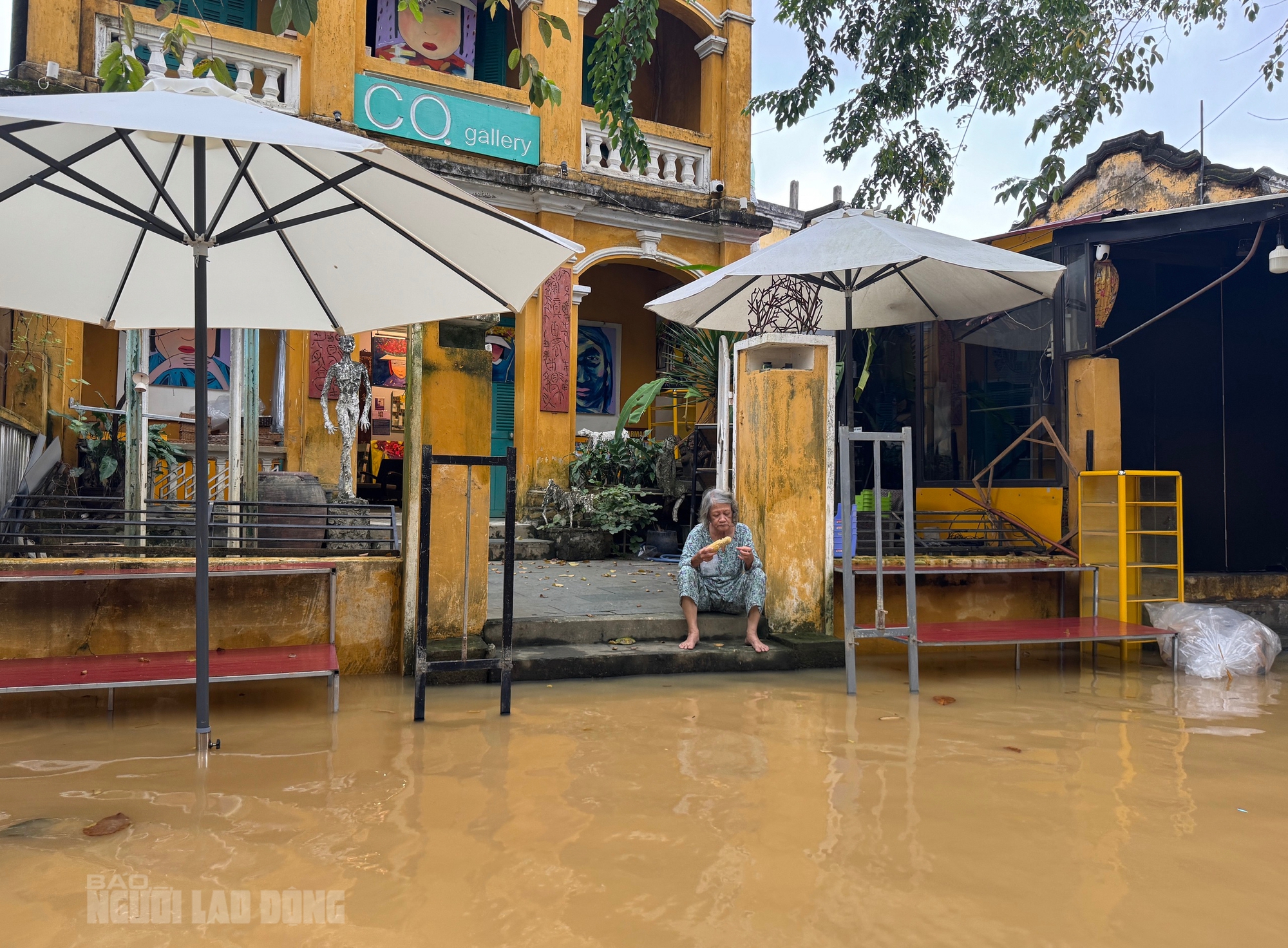 Hình ảnh phố cổ Hội An ngập lụt , người dân khẩn trương dọn dẹp tài sản - Ảnh 14. Hình ảnh phố cổ Hội An ngập lụt , người dân khẩn trương dọn dẹp tài sản - Ảnh 14.