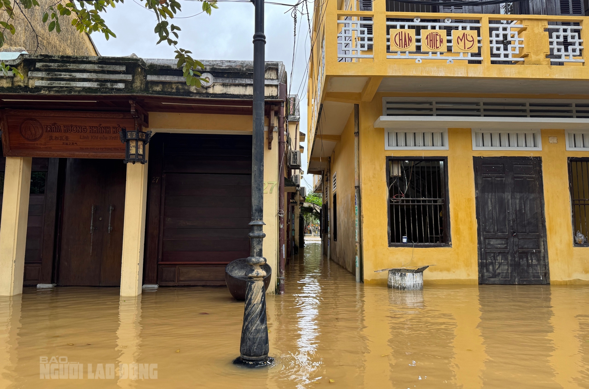 Hình ảnh phố cổ Hội An ngập lụt , người dân khẩn trương dọn dẹp tài sản - Ảnh 16. Hình ảnh phố cổ Hội An ngập lụt , người dân khẩn trương dọn dẹp tài sản - Ảnh 16.