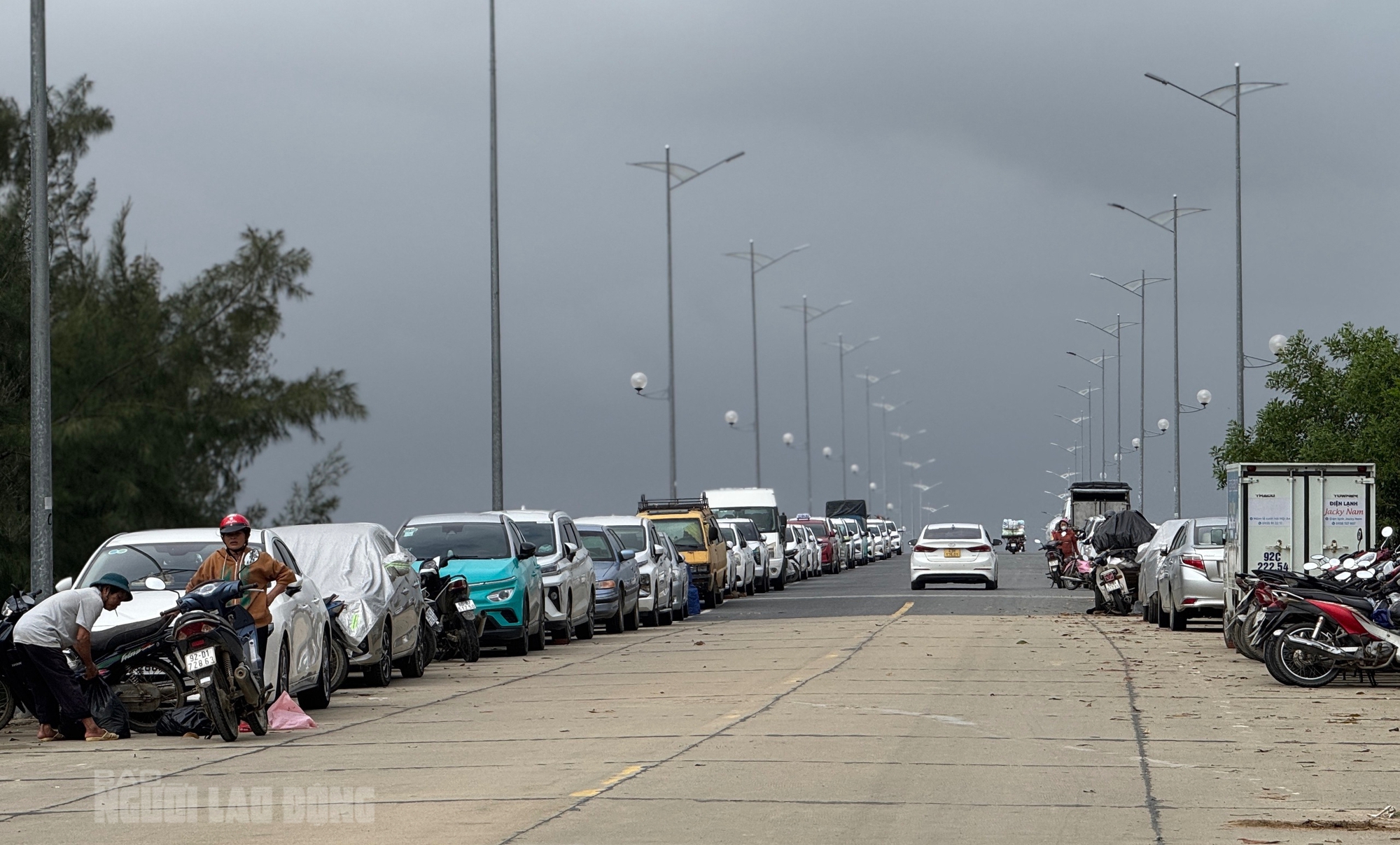 Hình ảnh phố cổ Hội An ngập lụt , người dân khẩn trương dọn dẹp tài sản - Ảnh 18. Hình ảnh phố cổ Hội An ngập lụt , người dân khẩn trương dọn dẹp tài sản - Ảnh 18.