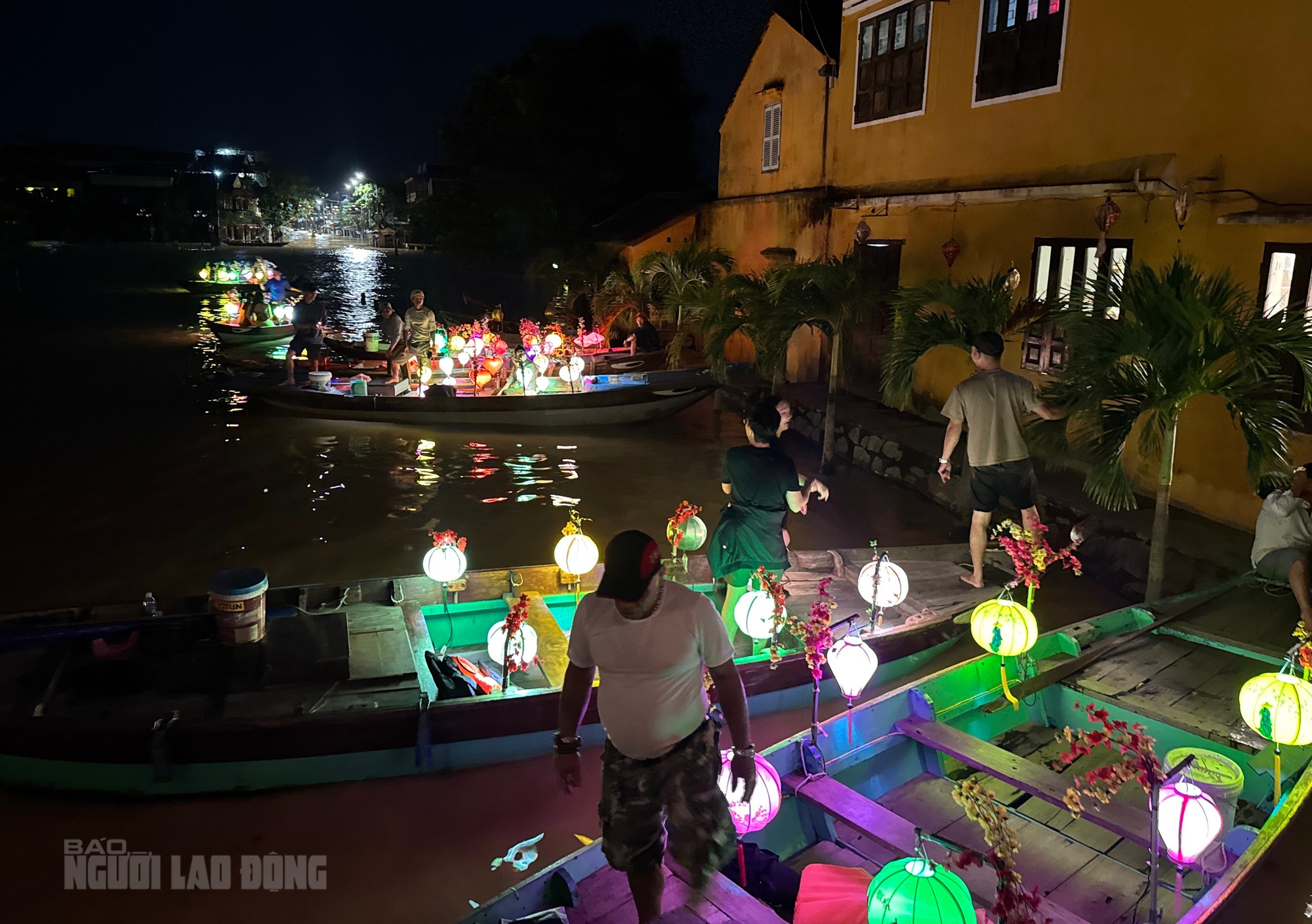 Khách Tây hào hứng trải nghiệm tour ngắm nước lụt ở phố cổ Hội An - Ảnh 6. Khách Tây hào hứng trải nghiệm tour ngắm nước lụt ở phố cổ Hội An - Ảnh 6.