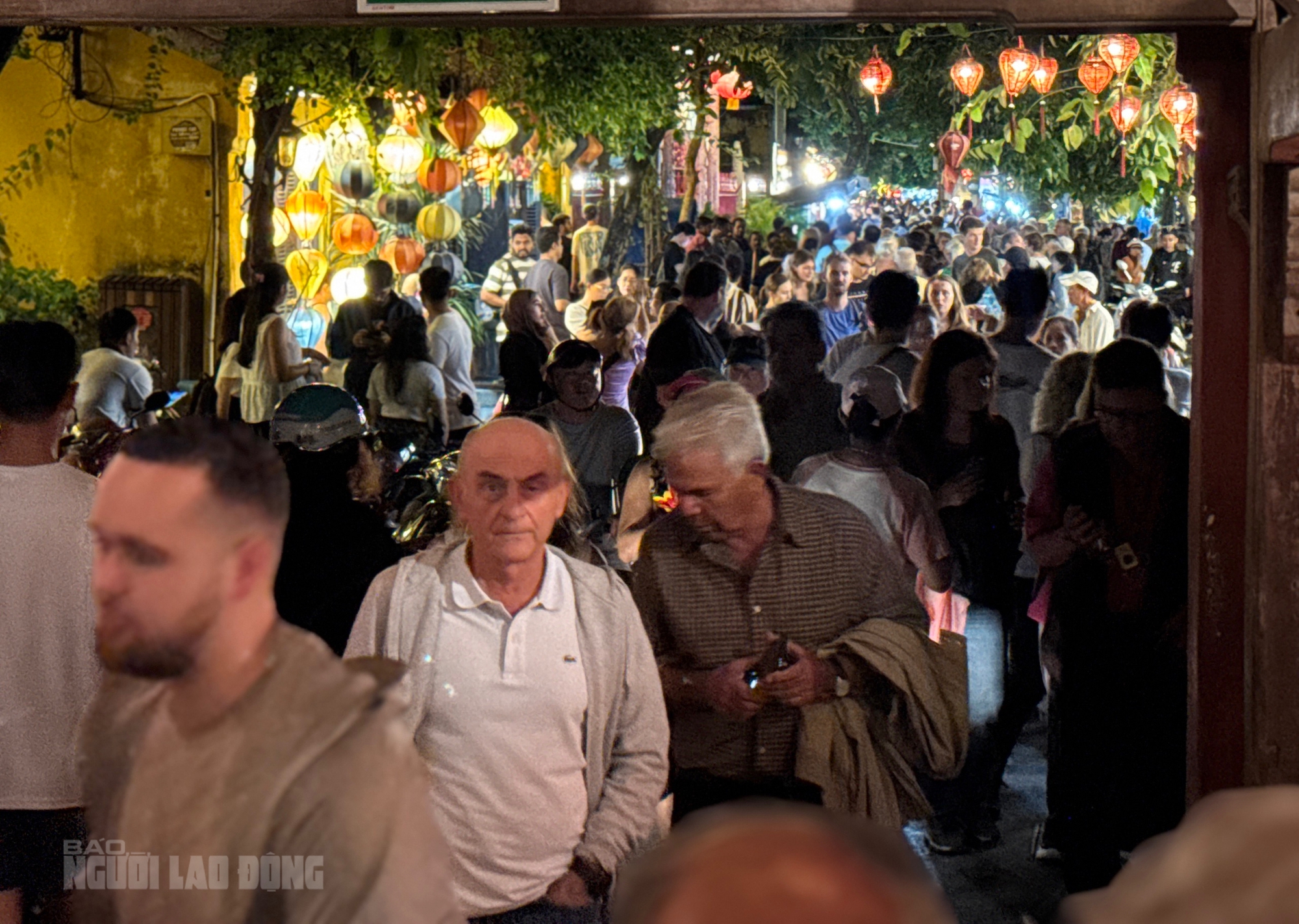 Khách Tây hào hứng trải nghiệm tour ngắm nước lụt ở phố cổ Hội An - Ảnh 9. Khách Tây hào hứng trải nghiệm tour ngắm nước lụt ở phố cổ Hội An - Ảnh 9.