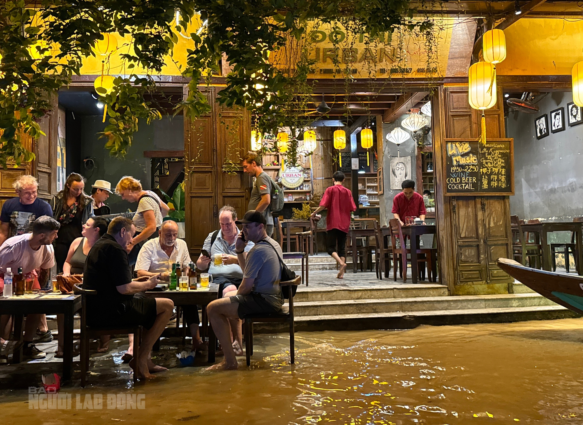 Khách Tây hào hứng trải nghiệm tour ngắm nước lụt ở phố cổ Hội An - Ảnh 11. Khách Tây hào hứng trải nghiệm tour ngắm nước lụt ở phố cổ Hội An - Ảnh 11.