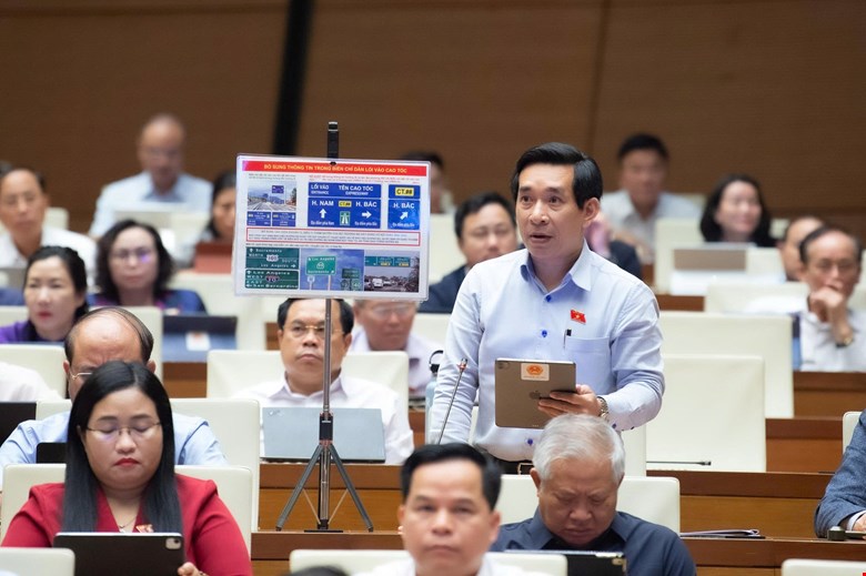 - Ảnh 1. Đại biểu Nguyễn Văn Cảnh đề xuất cho người đi bộ đi ngược chiều dòng xe khi không có vỉa hè - Ảnh 1.