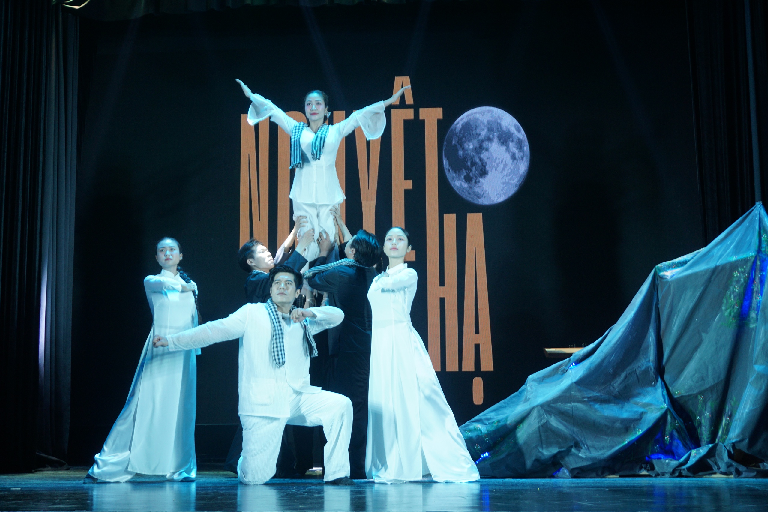 "Nguyệt Hạ" – Hành trình của lòng yêu nghề và khát vọng trẻ hóa sân khấu của NSND Hồng Vân - Ảnh 2.