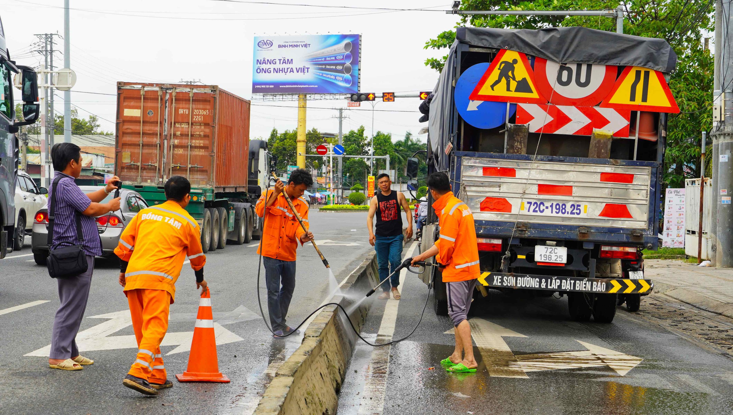 Tài xế nói gì trong ngày đầu TP HCM tổ chức lại giao thông trên Quốc lộ 51 - Ảnh 6.