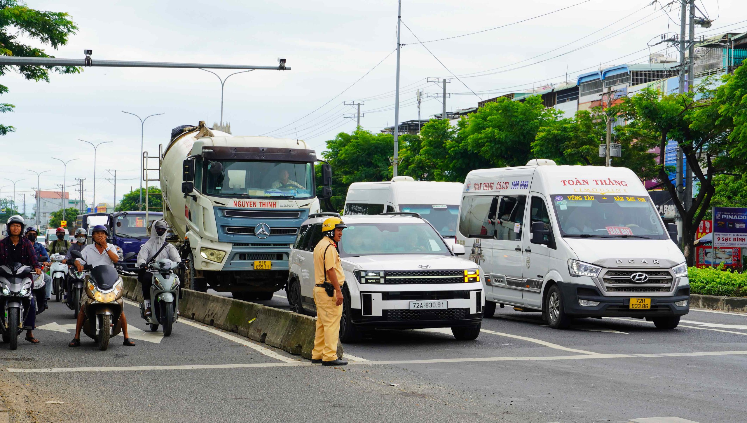 Tài xế nói gì trong ngày đầu TP HCM tổ chức lại giao thông trên Quốc lộ 51 - Ảnh 10.