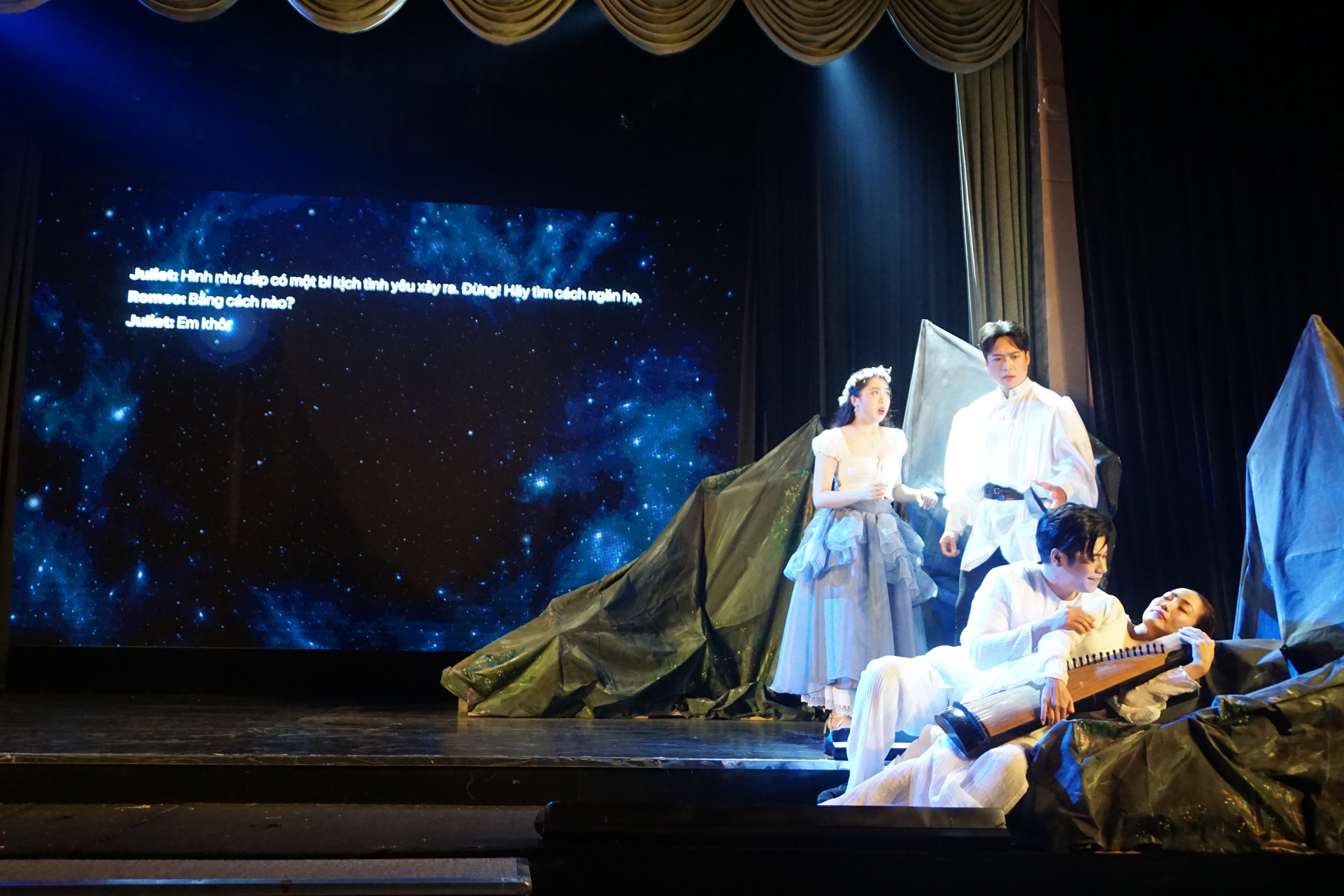 "Nguyệt Hạ" – Hành trình của lòng yêu nghề và khát vọng trẻ hóa sân khấu của NSND Hồng Vân - Ảnh 3.