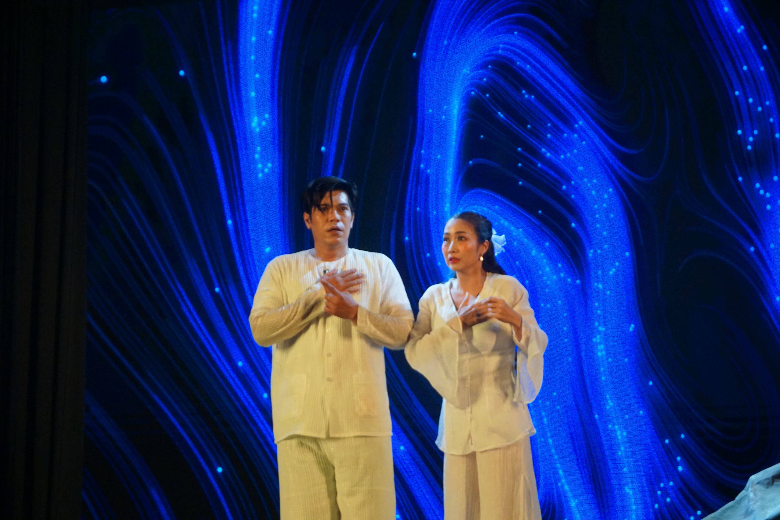 "Nguyệt Hạ" – Hành trình của lòng yêu nghề và khát vọng trẻ hóa sân khấu của NSND Hồng Vân - Ảnh 5.