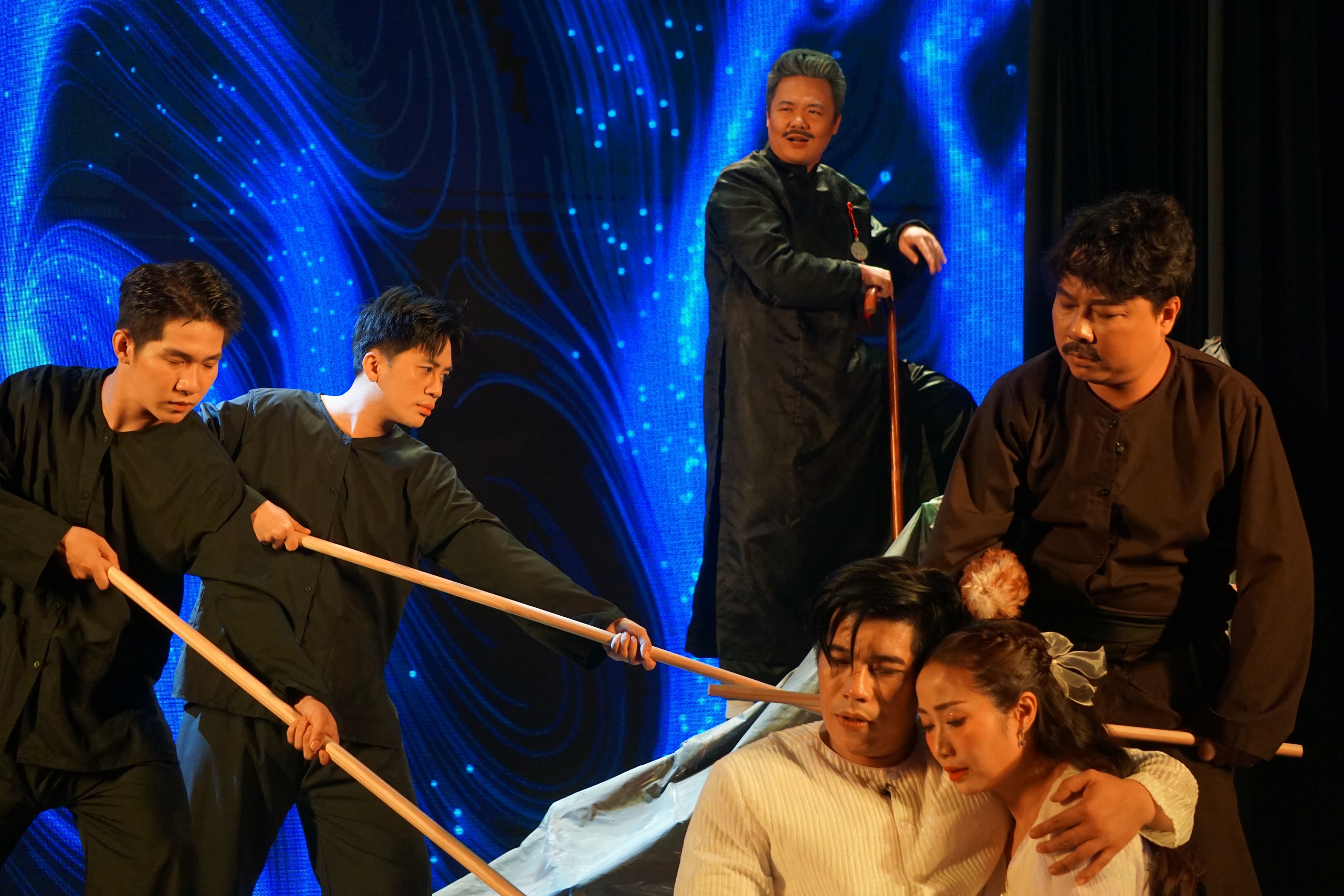 "Nguyệt Hạ" – Hành trình của lòng yêu nghề và khát vọng trẻ hóa sân khấu của NSND Hồng Vân - Ảnh 7.