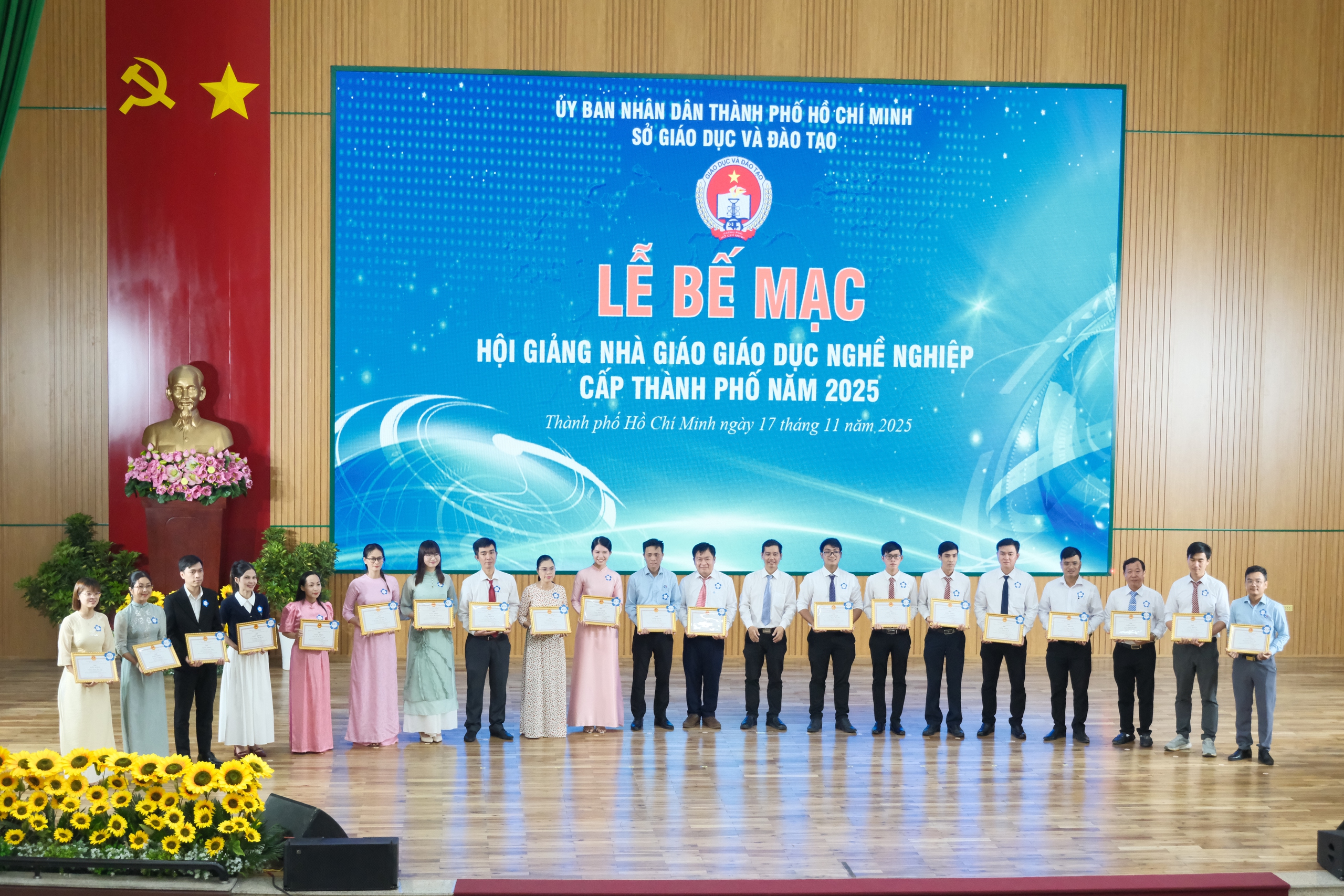 Vinh danh 76 nhà giáo giáo dục nghề nghiệp có thành tích xuất sắc - Ảnh 1.