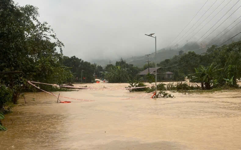 Sạt lở đất Đắk Lắk khiến người dân tháo chạy khỏi nhà , khẩn cấp di dời - Ảnh 2. Sạt lở đất Đắk Lắk khiến người dân tháo chạy khỏi nhà , khẩn cấp di dời - Ảnh 2.