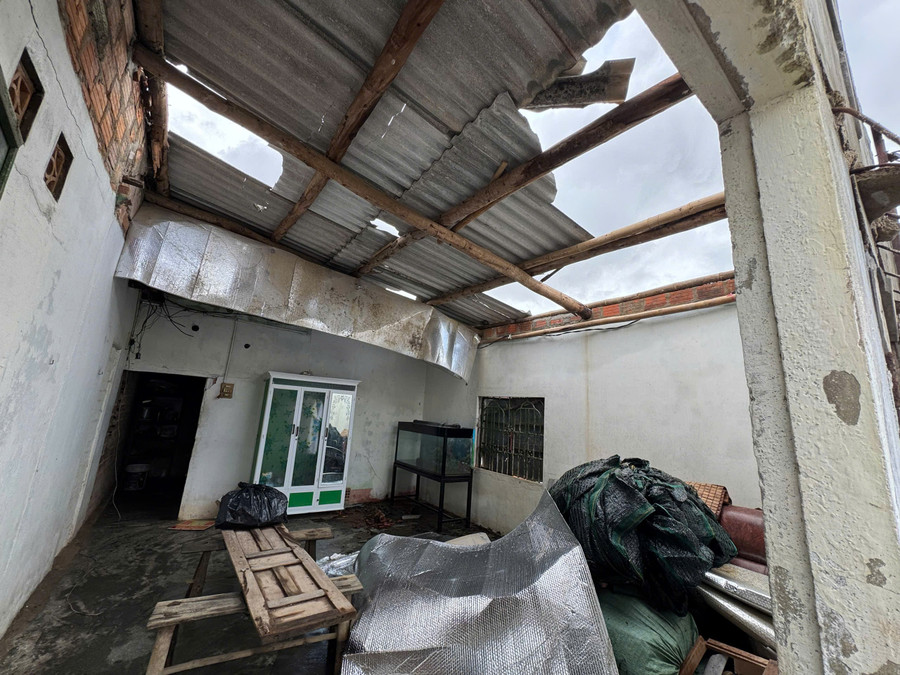 Vừa sửa nhà sau bão, 10 hộ dân ở Gia Lai lại bị tốc mái vì lốc xoáy - Ảnh 1. Vừa sửa nhà sau bão, 10 hộ dân ở Gia Lai lại bị tốc mái vì lốc xoáy - Ảnh 1.