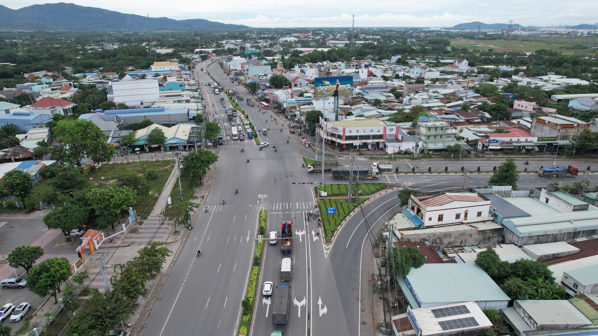 Tài xế nói gì trong ngày đầu TP HCM tổ chức lại giao thông trên Quốc lộ 51 - Ảnh 1.