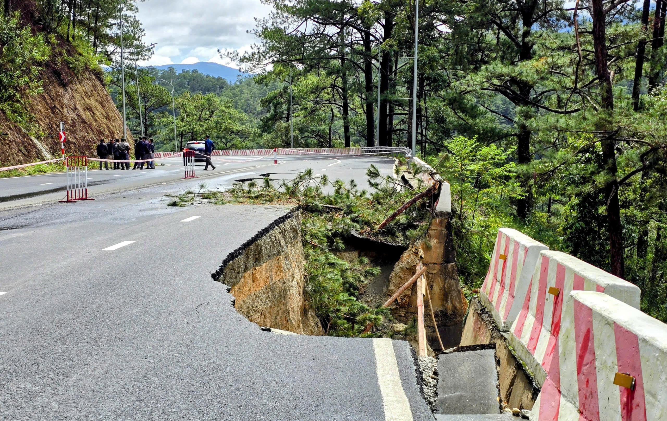 Cận cảnh sạt lở đèo Prenn gây dừng lưu thông tại Lâm Đồng - Ảnh 1. Cận cảnh sạt lở đèo Prenn gây dừng lưu thông tại Lâm Đồng - Ảnh 1.