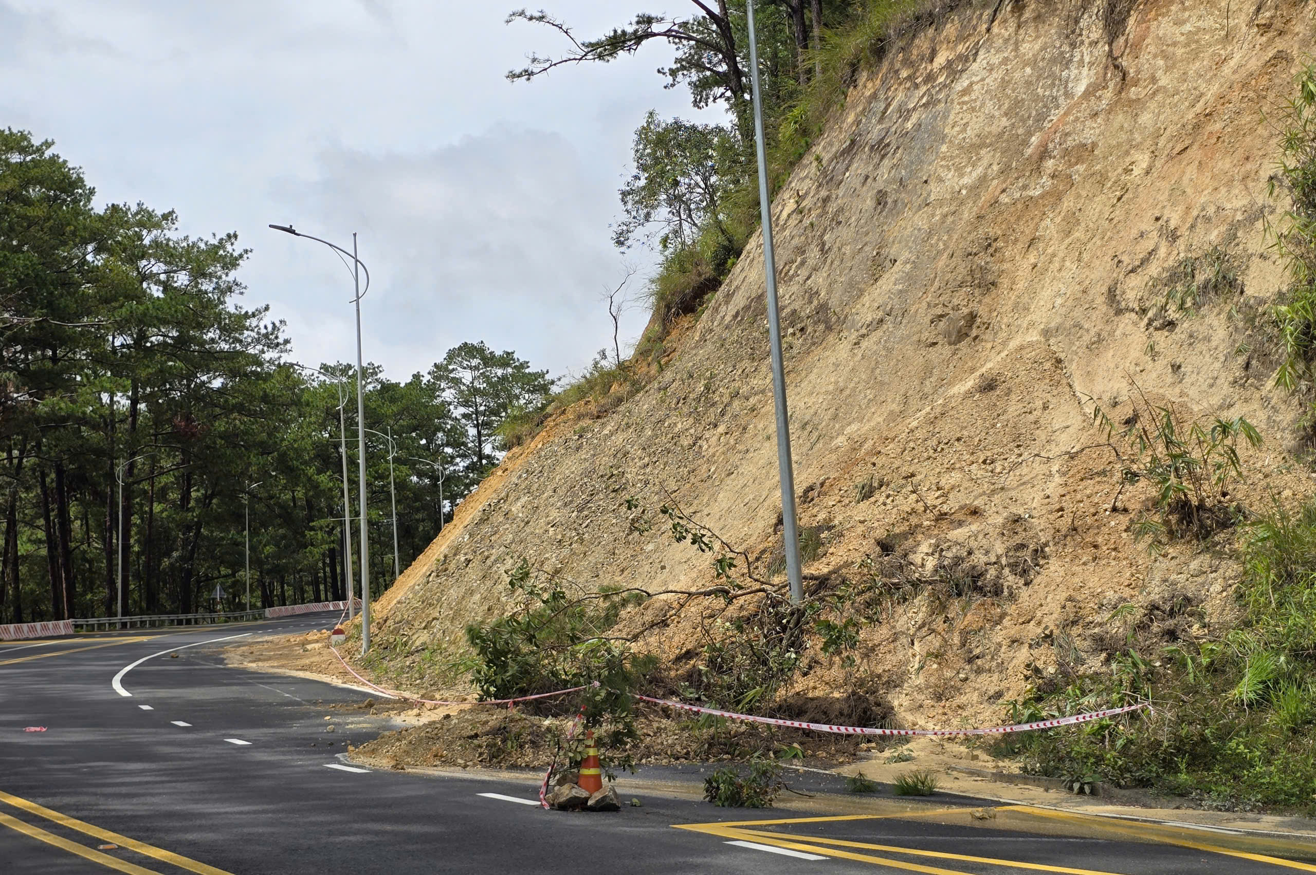 Cận cảnh sạt lở đèo Prenn gây dừng lưu thông tại Lâm Đồng - Ảnh 9. Cận cảnh sạt lở đèo Prenn gây dừng lưu thông tại Lâm Đồng - Ảnh 9.