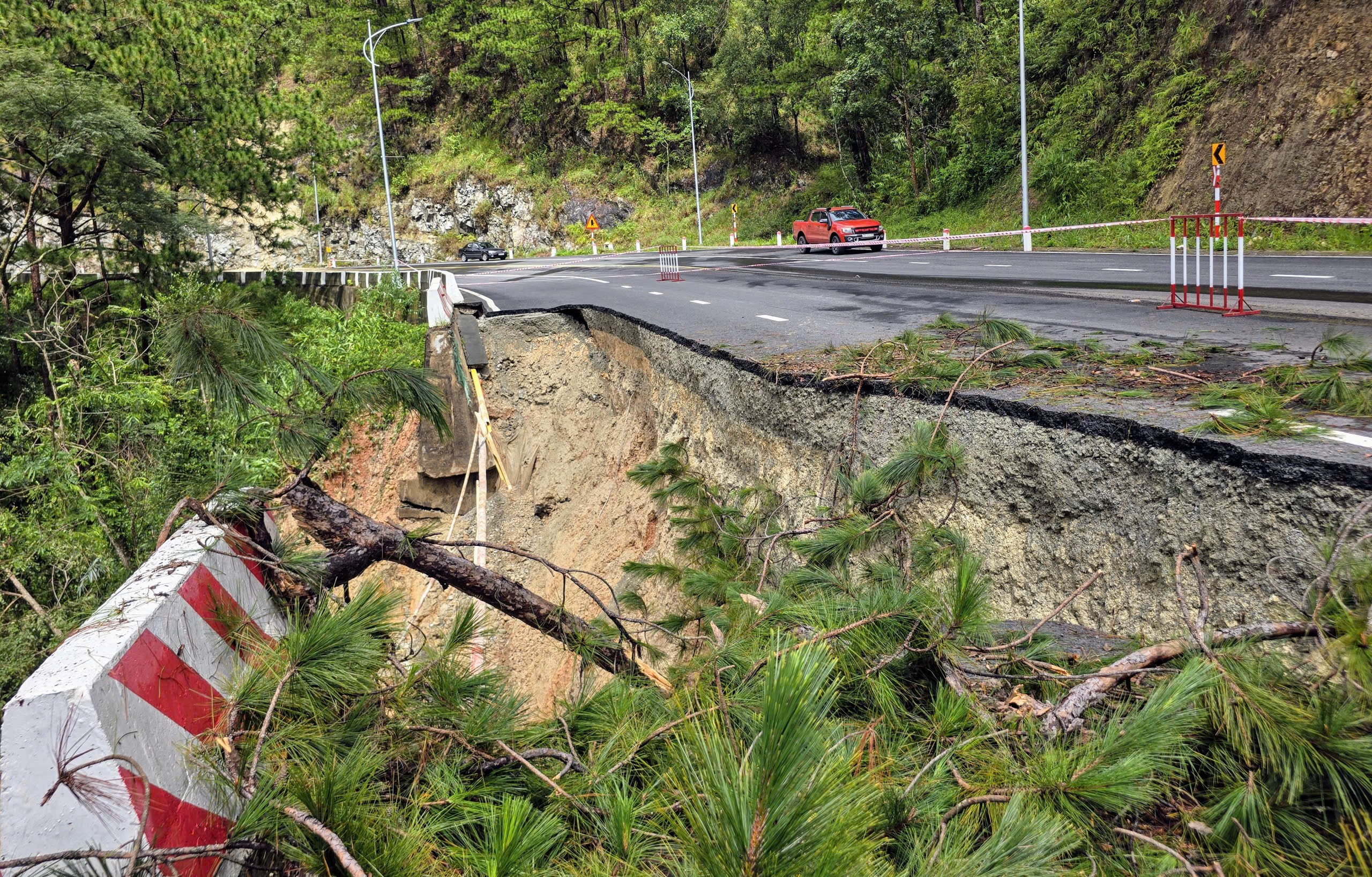 Cận cảnh sạt lở đèo Prenn gây dừng lưu thông tại Lâm Đồng - Ảnh 2. Cận cảnh sạt lở đèo Prenn gây dừng lưu thông tại Lâm Đồng - Ảnh 2.