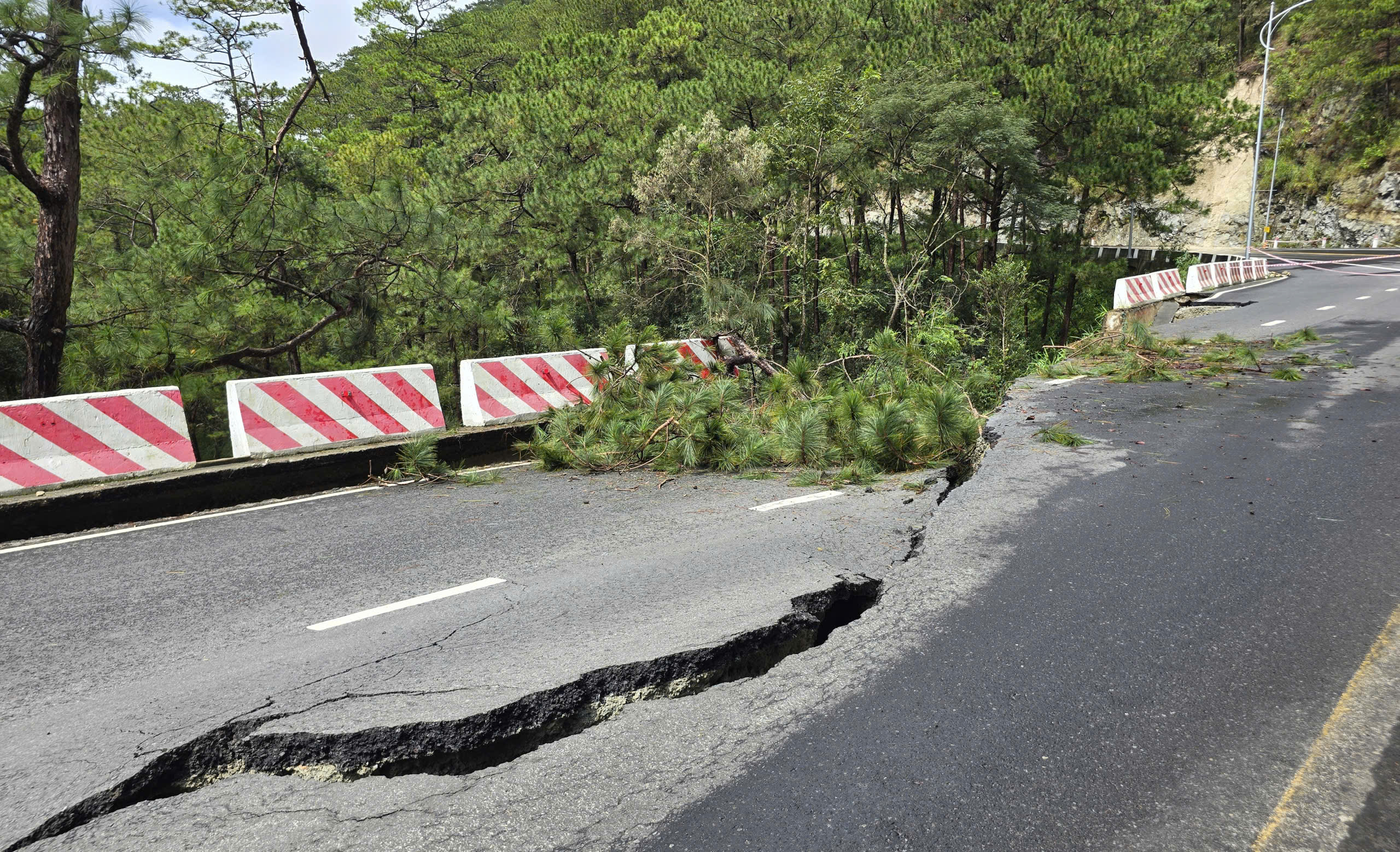 Cận cảnh sạt lở đèo Prenn gây dừng lưu thông tại Lâm Đồng - Ảnh 3. Cận cảnh sạt lở đèo Prenn gây dừng lưu thông tại Lâm Đồng - Ảnh 3.