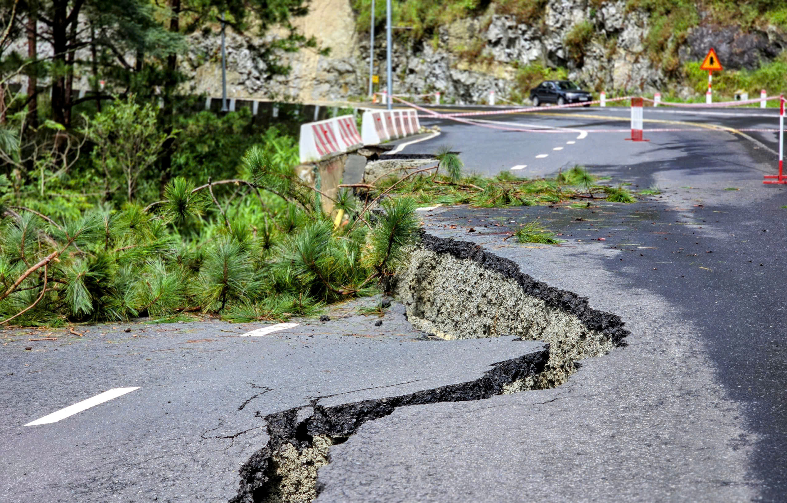 Cận cảnh sạt lở đèo Prenn gây dừng lưu thông tại Lâm Đồng - Ảnh 5. Cận cảnh sạt lở đèo Prenn gây dừng lưu thông tại Lâm Đồng - Ảnh 5.