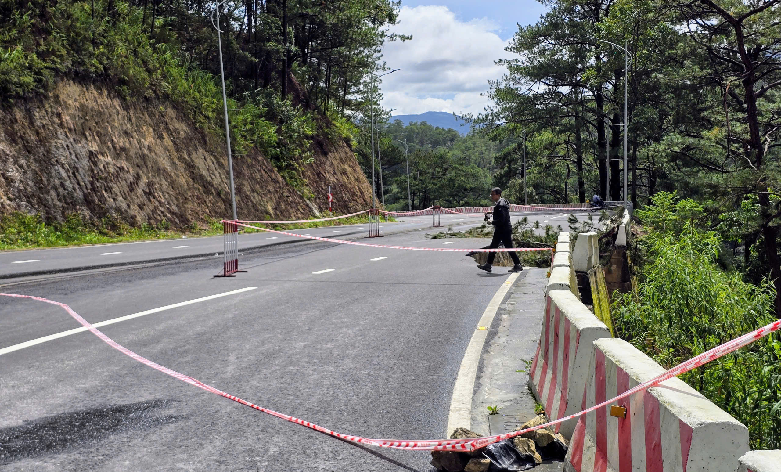Cận cảnh sạt lở đèo Prenn gây dừng lưu thông tại Lâm Đồng - Ảnh 10. Cận cảnh sạt lở đèo Prenn gây dừng lưu thông tại Lâm Đồng - Ảnh 10.
