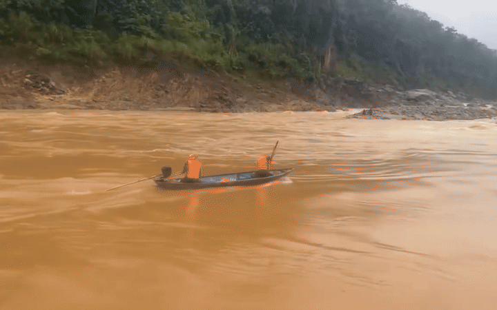 Cứu 10 người dân mắc kẹt giữa dòng nước lũ - Ảnh 2.