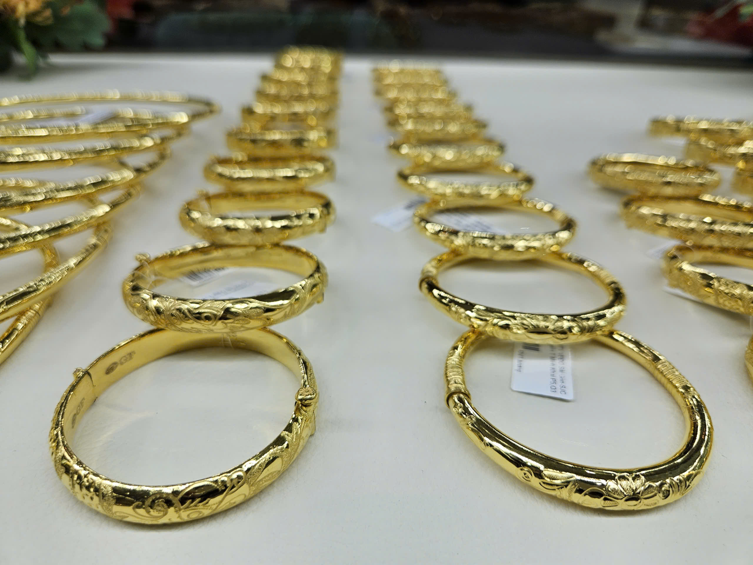 Giá vàng hôm nay 17 - 11: Tăng trở lại theo đà phục hồi của đồng USD - Ảnh 2. Giá vàng hôm nay 17 - 11: Tăng trở lại theo đà phục hồi của đồng USD - Ảnh 2.