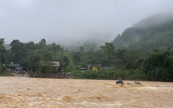 Mưa lũ chia cắt nhiều khu vực ở Gia Lai, hàng trăm hộ dân bị cô lập - Ảnh 2. Mưa lũ chia cắt nhiều khu vực ở Gia Lai, hàng trăm hộ dân bị cô lập - Ảnh 2.