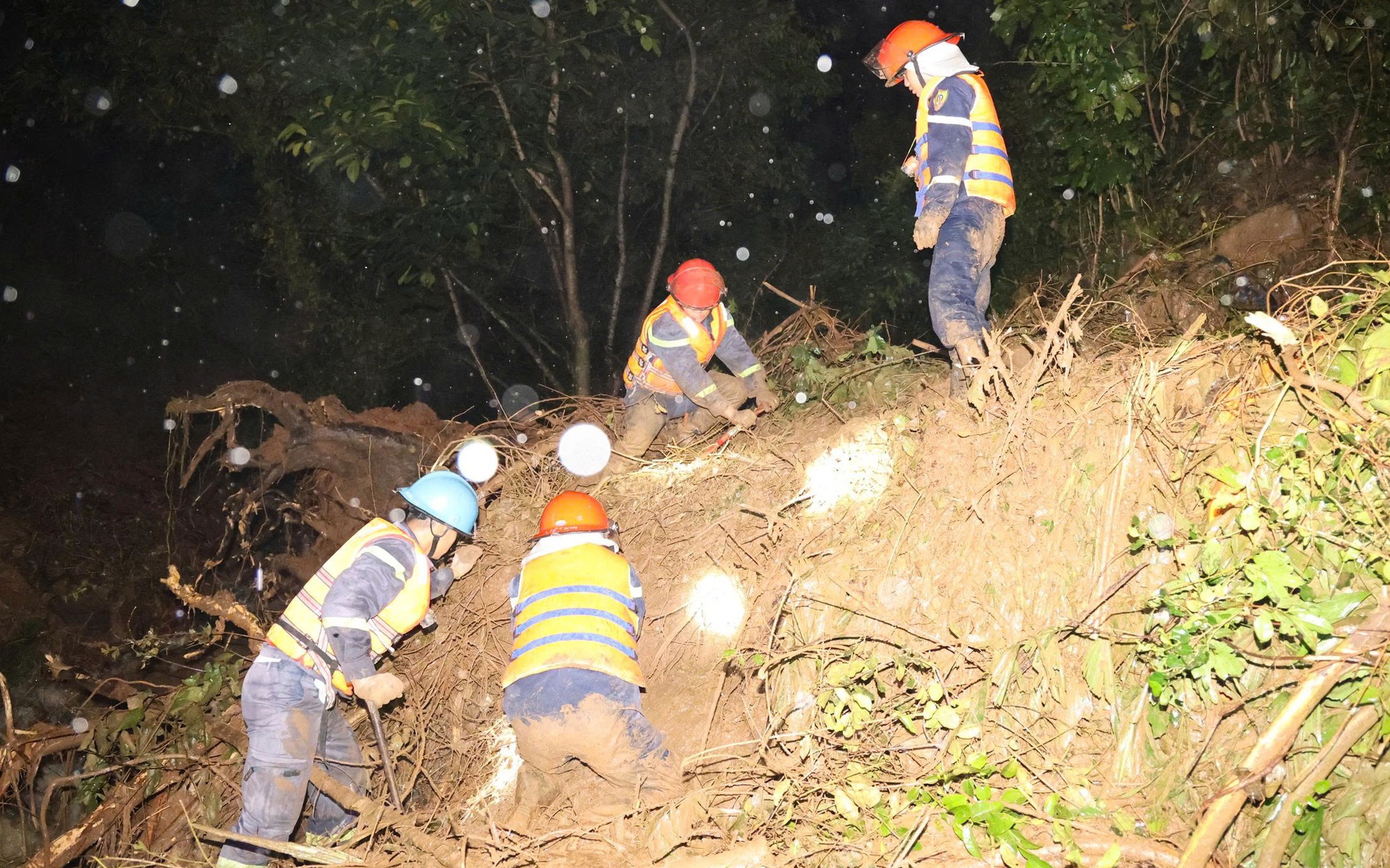 Khánh Hòa: 24 giờ tới lũ rút chậm, đã có 8 người chết, mất tích, 19 người bị thương - Ảnh 1.