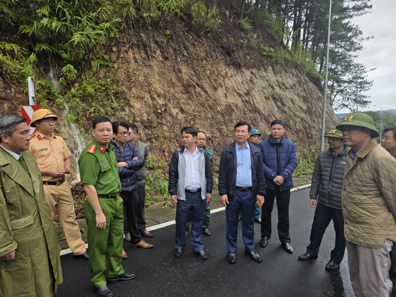 Cận cảnh sạt lở đèo Prenn gây dừng lưu thông tại Lâm Đồng - Ảnh 8. Cận cảnh sạt lở đèo Prenn gây dừng lưu thông tại Lâm Đồng - Ảnh 8.