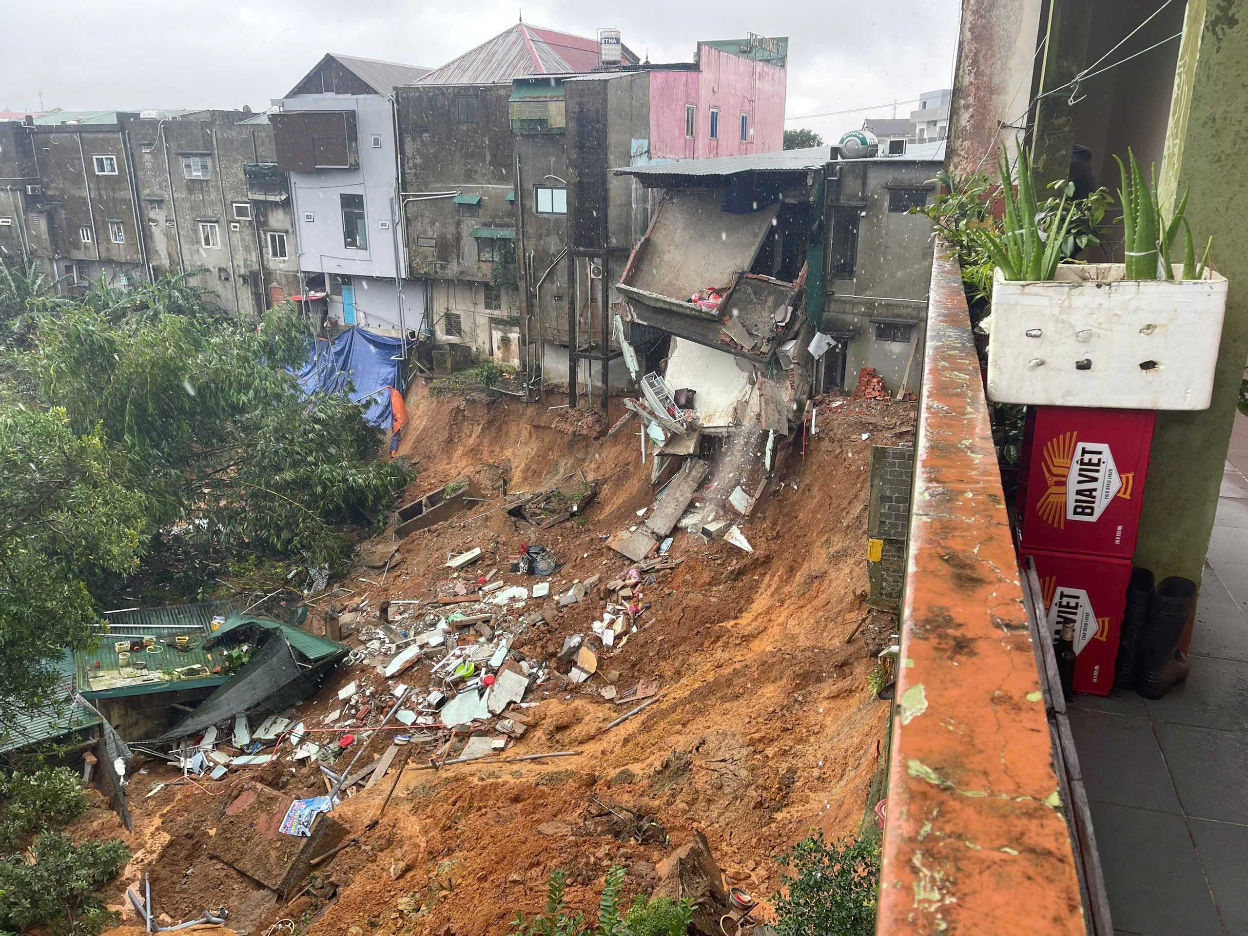 Xuất hiện điểm sạt lở cực kỳ nguy hiểm ở Khe Sanh, sơ tán khẩn cấp nhiều hộ dân - Ảnh 2. Xuất hiện điểm sạt lở cực kỳ nguy hiểm ở Khe Sanh, sơ tán khẩn cấp nhiều hộ dân - Ảnh 2.