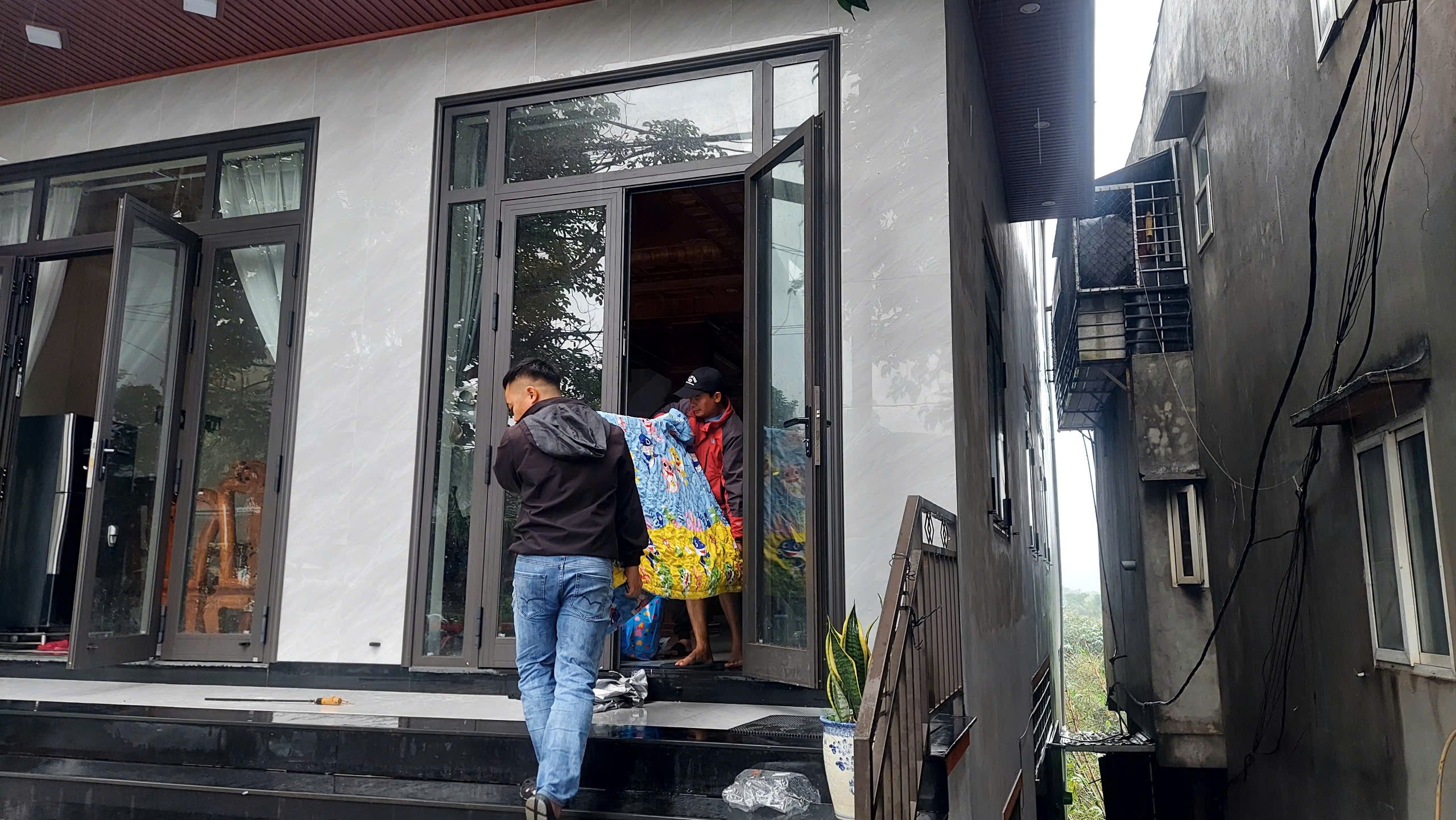 Xuất hiện điểm sạt lở cực kỳ nguy hiểm ở Khe Sanh, sơ tán khẩn cấp nhiều hộ dân - Ảnh 5. Xuất hiện điểm sạt lở cực kỳ nguy hiểm ở Khe Sanh, sơ tán khẩn cấp nhiều hộ dân - Ảnh 5.