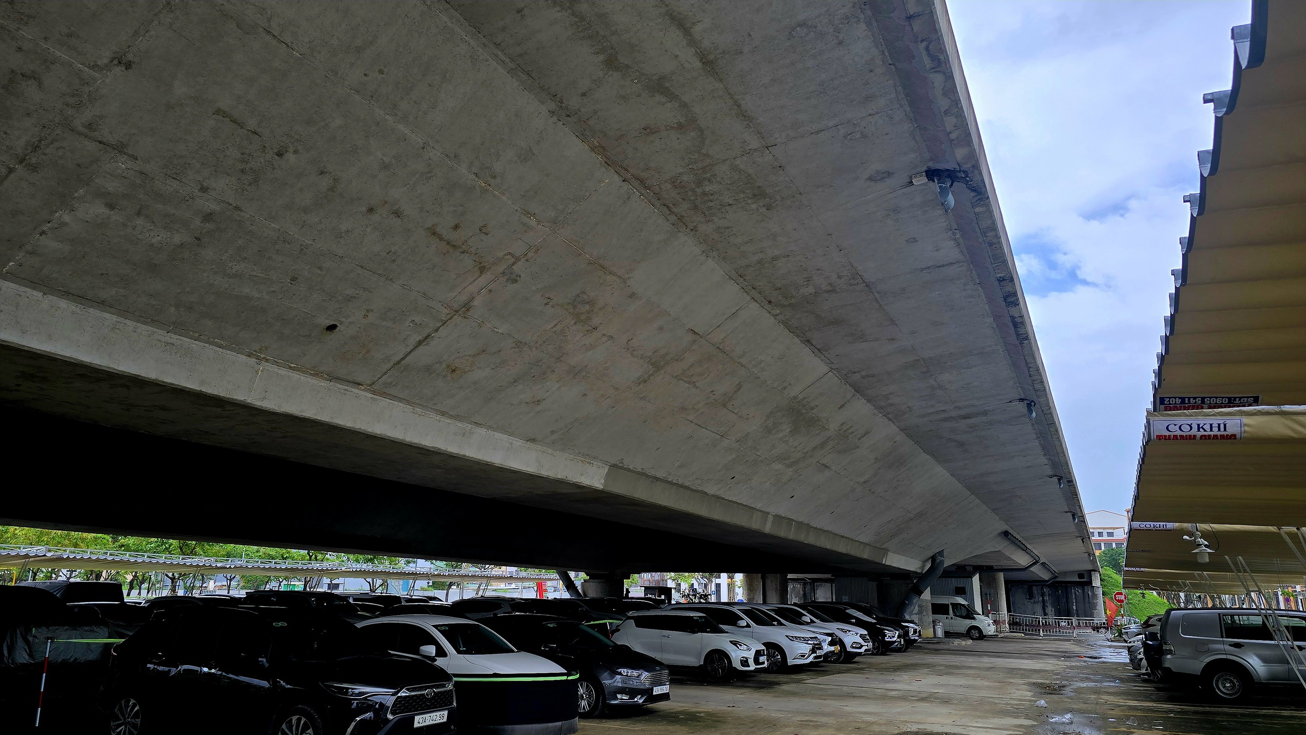 Điều gì đang diễn ra tại các gầm cầu Đà Nẵng? nguy cơ cháy nổ tiềm ẩn - Ảnh 3.