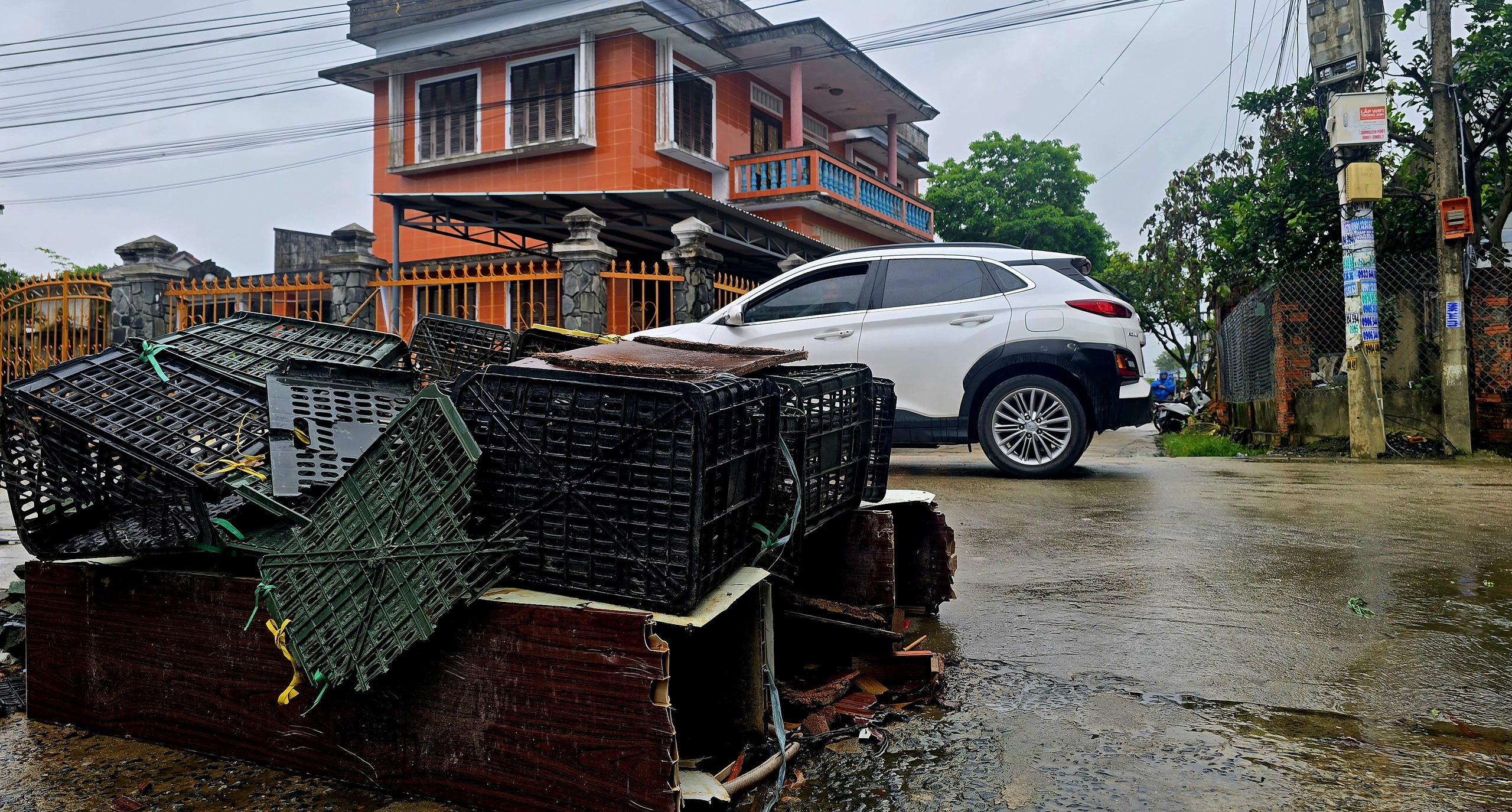 Cả làng đặt barie tự chế, ngăn xe né trạm BOT ở Đà Nẵng - Ảnh 2.