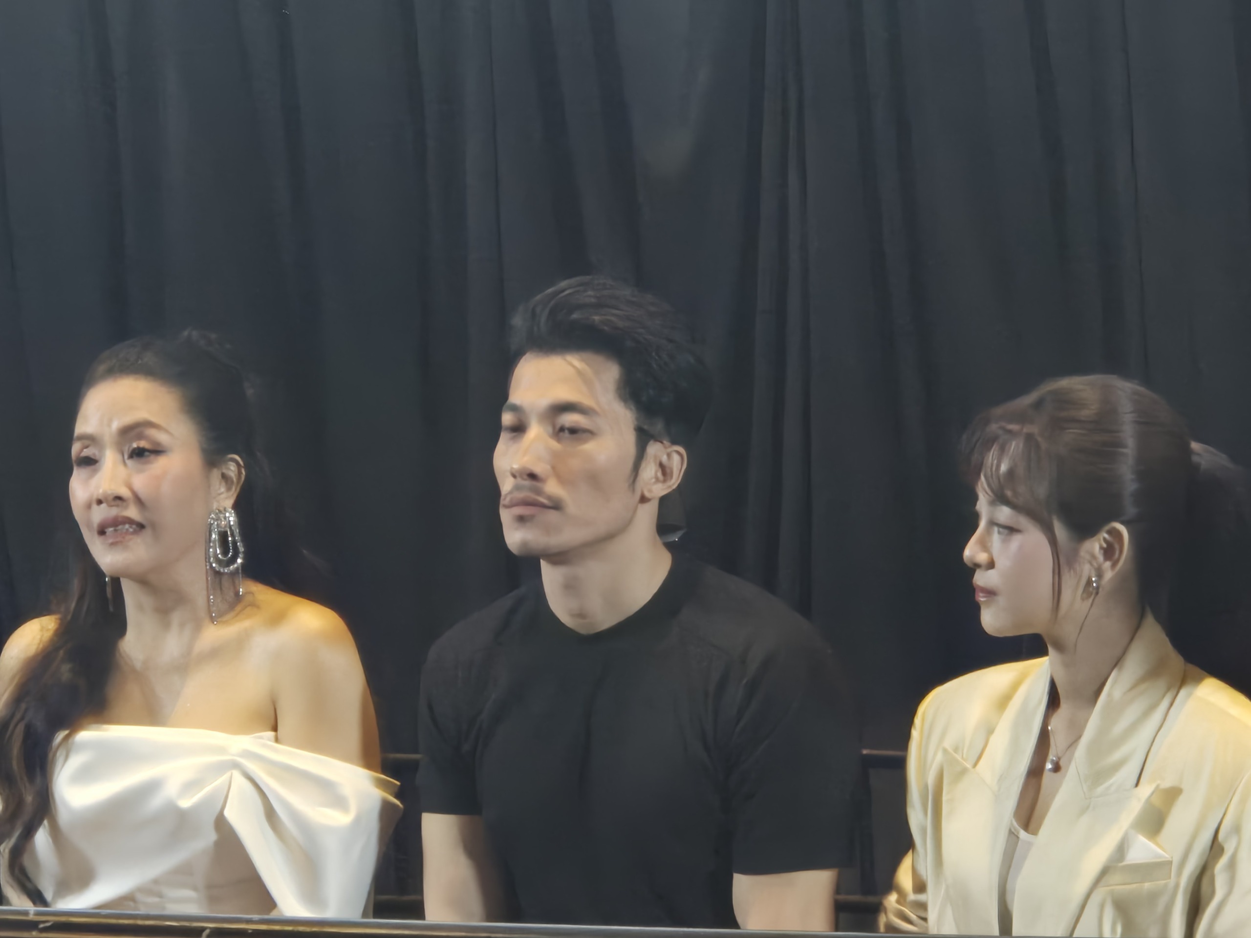 Kiều Oanh vui làm "dàn bao" cho Liên Bỉnh Phát, Tam Triều Dâng - Ảnh 1.