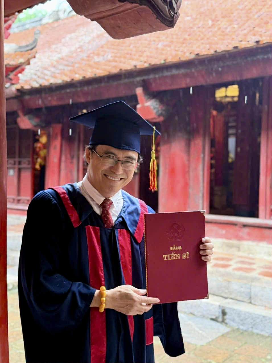 Đạo diễn Hữu Luân hạnh phúc đón nhận bằng tiến sĩ quản lý văn hóa - Ảnh 1.