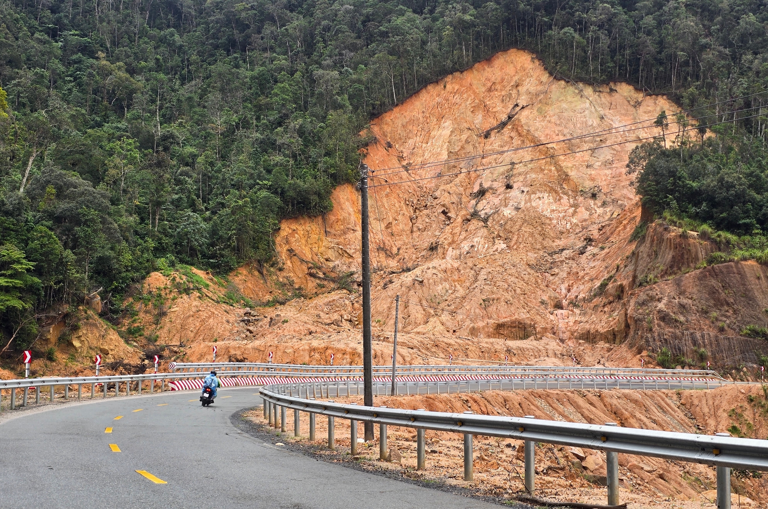 Toàn cảnh những tuyến đèo kết nối Đà Lạt với vùng biển đang sạt lở - Ảnh 1.