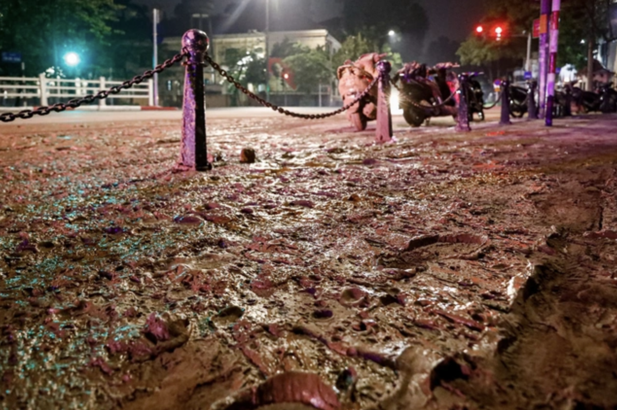 Tài xế ô tô tải bị phạt vì làm rơi bùn xuống đường - Ảnh 2.