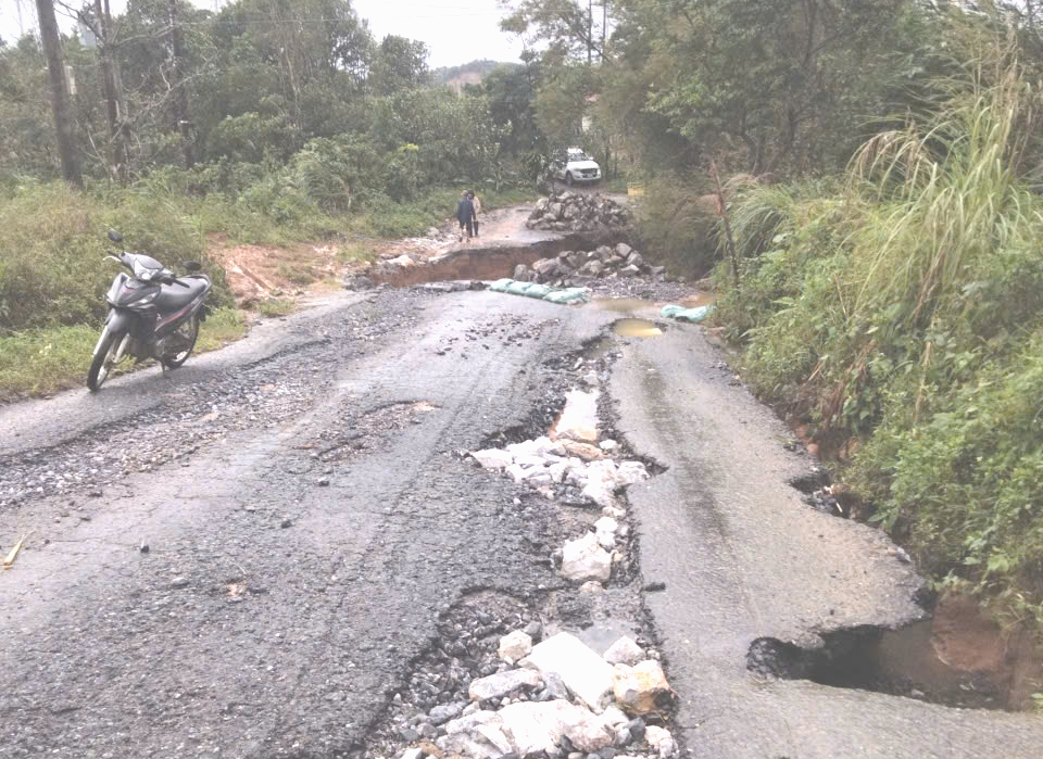 Sạt lở nghiêm trọng trên tỉnh lộ 587 Sau mưa lớn , cảnh báo an toàn giao thông - Ảnh 1. Sạt lở nghiêm trọng trên tỉnh lộ 587 Sau mưa lớn , cảnh báo an toàn giao thông - Ảnh 1.