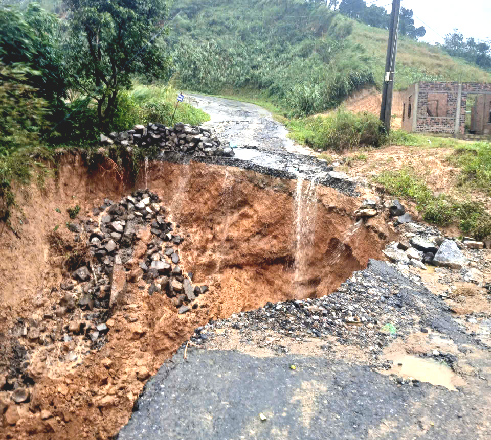 Sạt lở nghiêm trọng trên tỉnh lộ 587 Sau mưa lớn , cảnh báo an toàn giao thông - Ảnh 2. Sạt lở nghiêm trọng trên tỉnh lộ 587 Sau mưa lớn , cảnh báo an toàn giao thông - Ảnh 2.