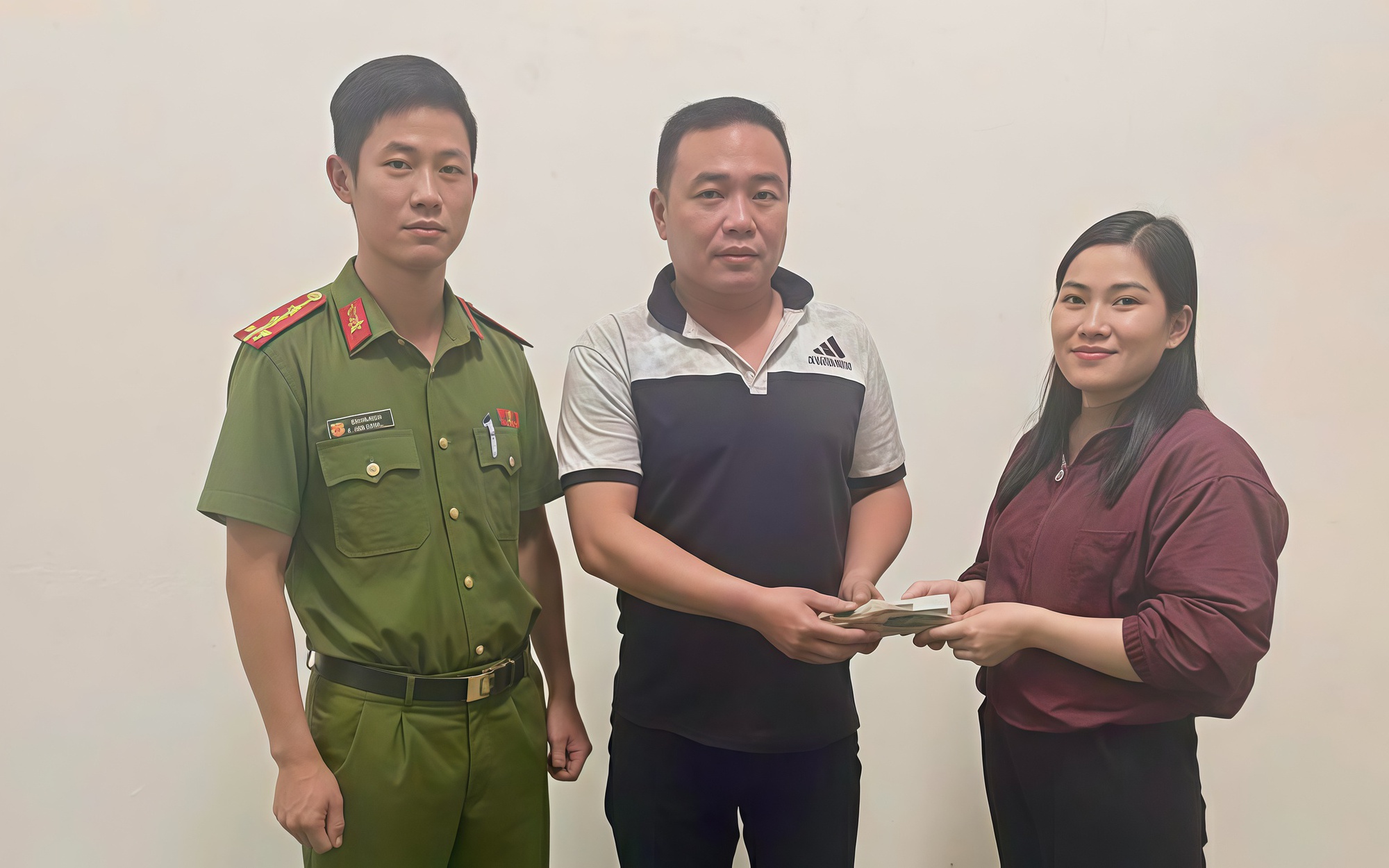 Nhặt túi tiền 117 triệu đồng, một phụ nữ tìm trả người đánh rơi - Ảnh 2.