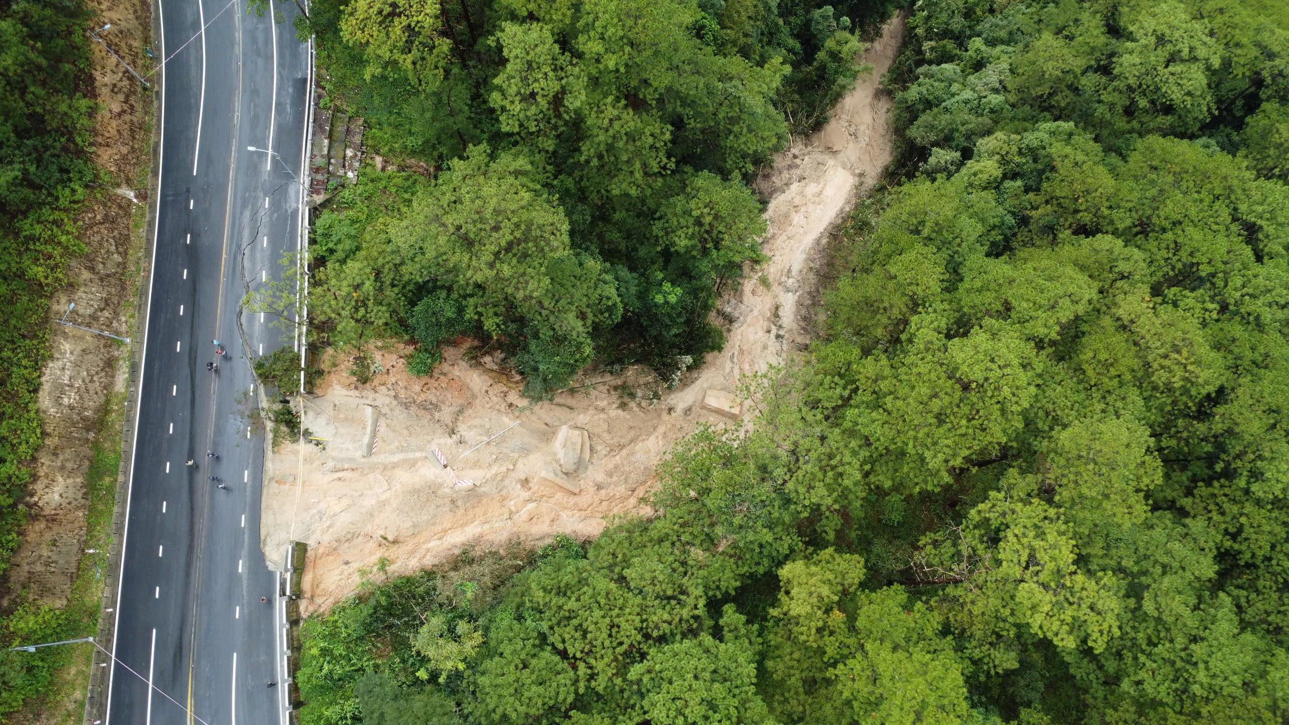 Toàn cảnh những tuyến đèo kết nối Đà Lạt với vùng biển đang sạt lở - Ảnh 5.