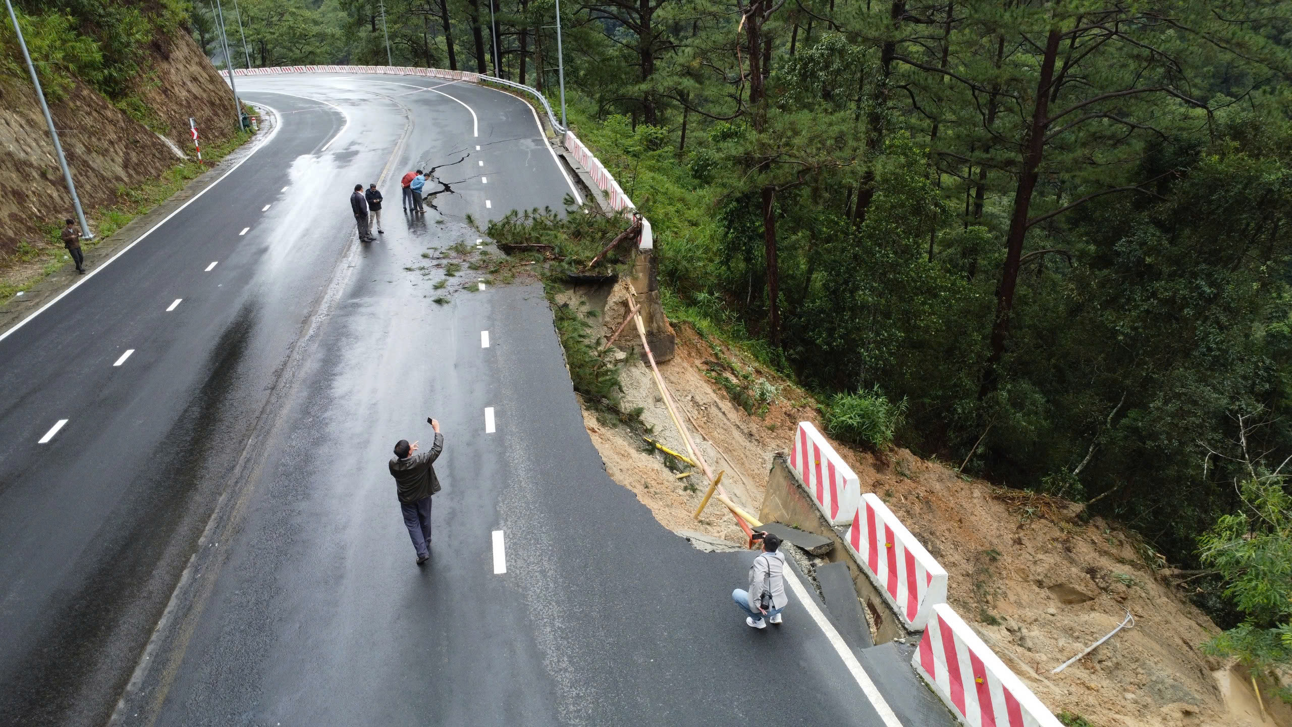Toàn cảnh những tuyến đèo kết nối Đà Lạt với vùng biển đang sạt lở - Ảnh 4.