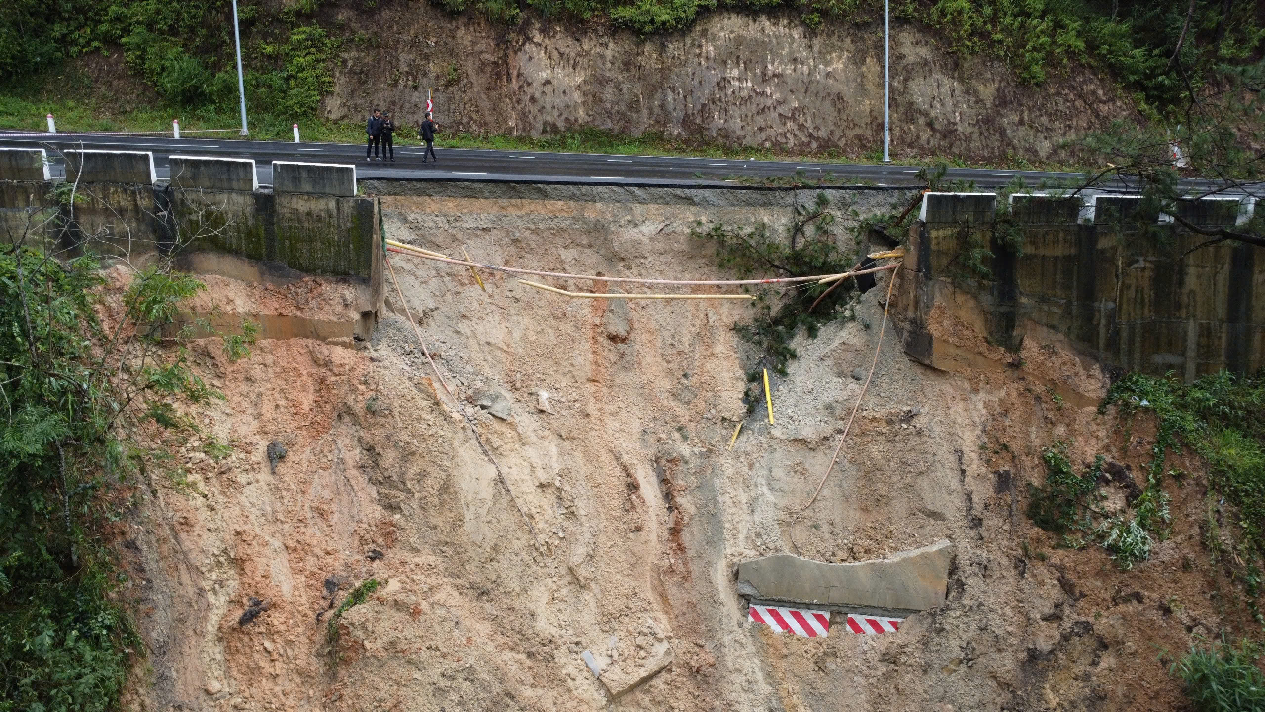 Toàn cảnh những tuyến đèo kết nối Đà Lạt với vùng biển đang sạt lở - Ảnh 6.