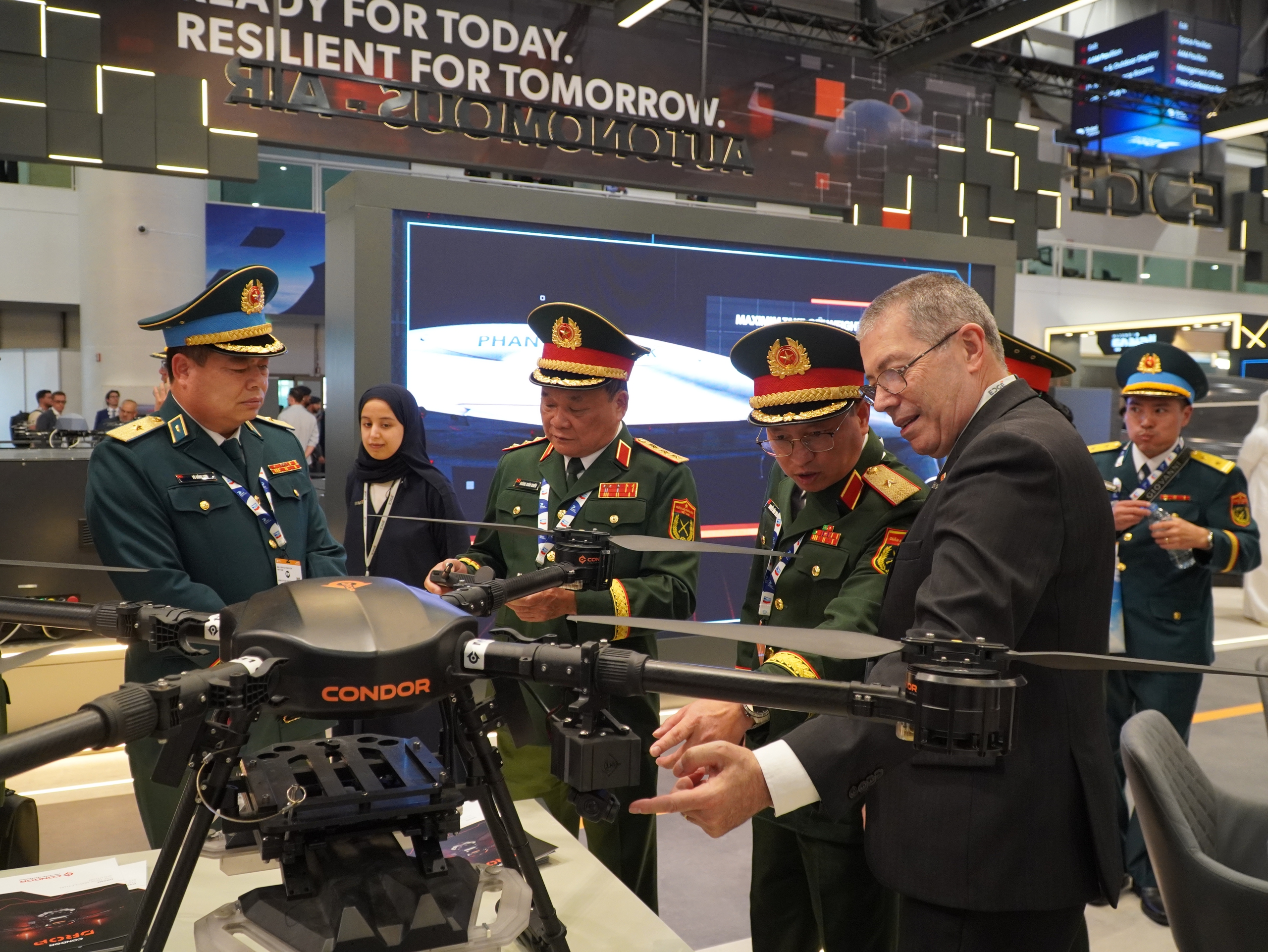 Bộ Quốc phòng Việt Nam thúc đẩy hợp tác quốc phòng tại Dubai Airshow 2025 - Ảnh 5.