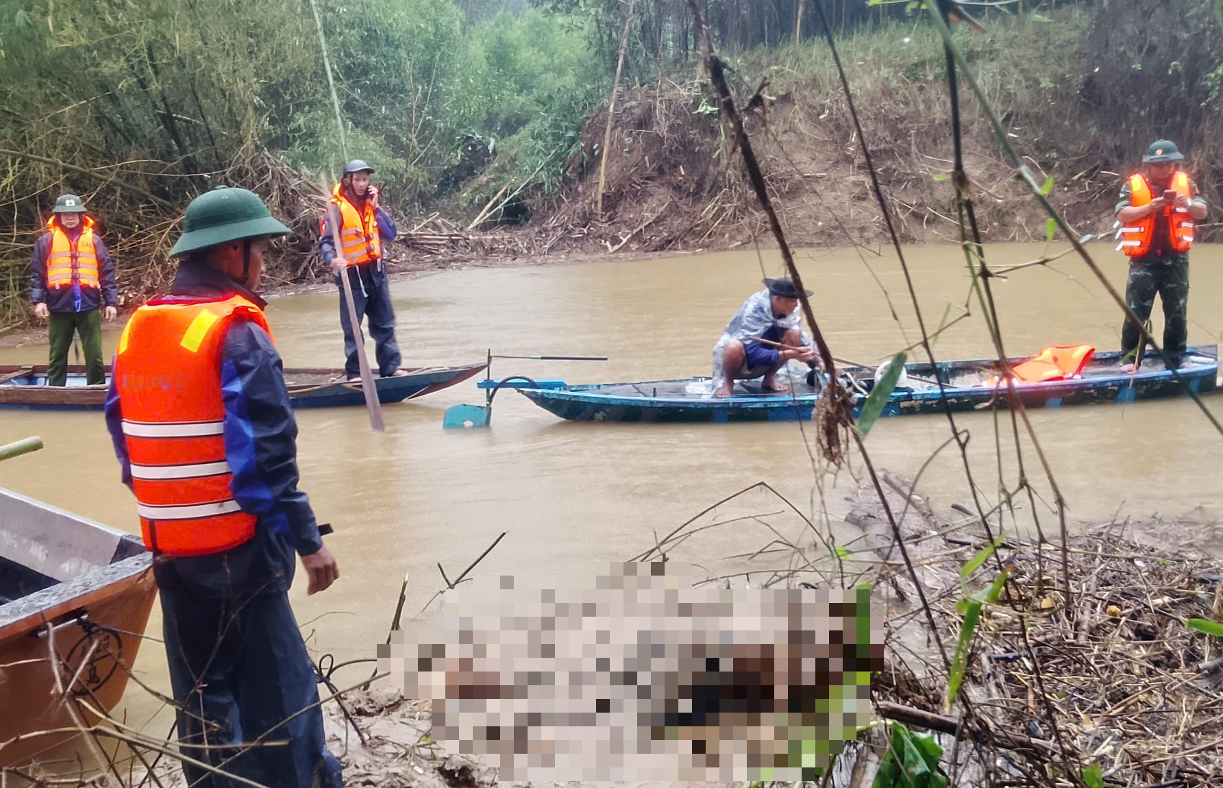 Tìm được thi thể người đàn ông bị lũ cuốn ở Đà Nẵng - Ảnh 1.