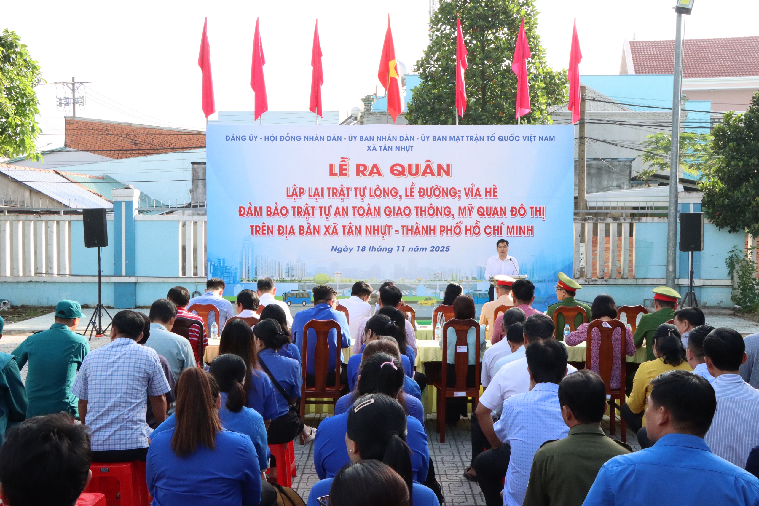 Xã Tân Nhựt, TP HCM: Ra quân lập lại trật tự lòng, lề đường dịp cuối năm 2025 - Ảnh 1.