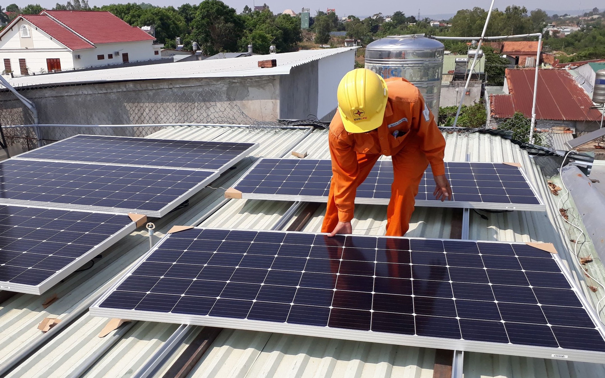 Vì sao lắp điện mặt trời mái nhà tự dùng bị phạt 20 triệu đồng nếu không thông báo - Ảnh 2.