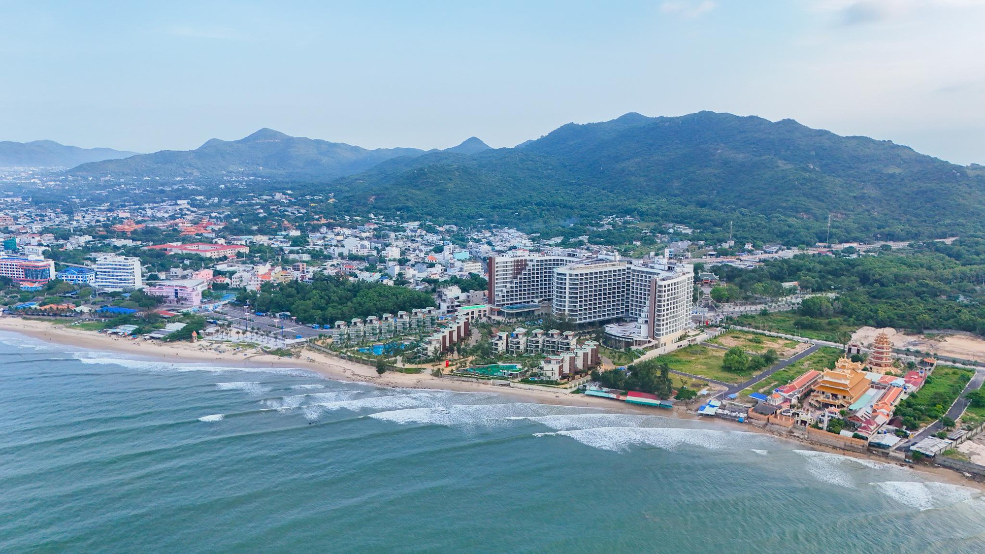 Những lợi thế nổi bật của Charm Resort Long Hải trong phân khúc nghỉ dưỡng phía Nam - Ảnh 1.