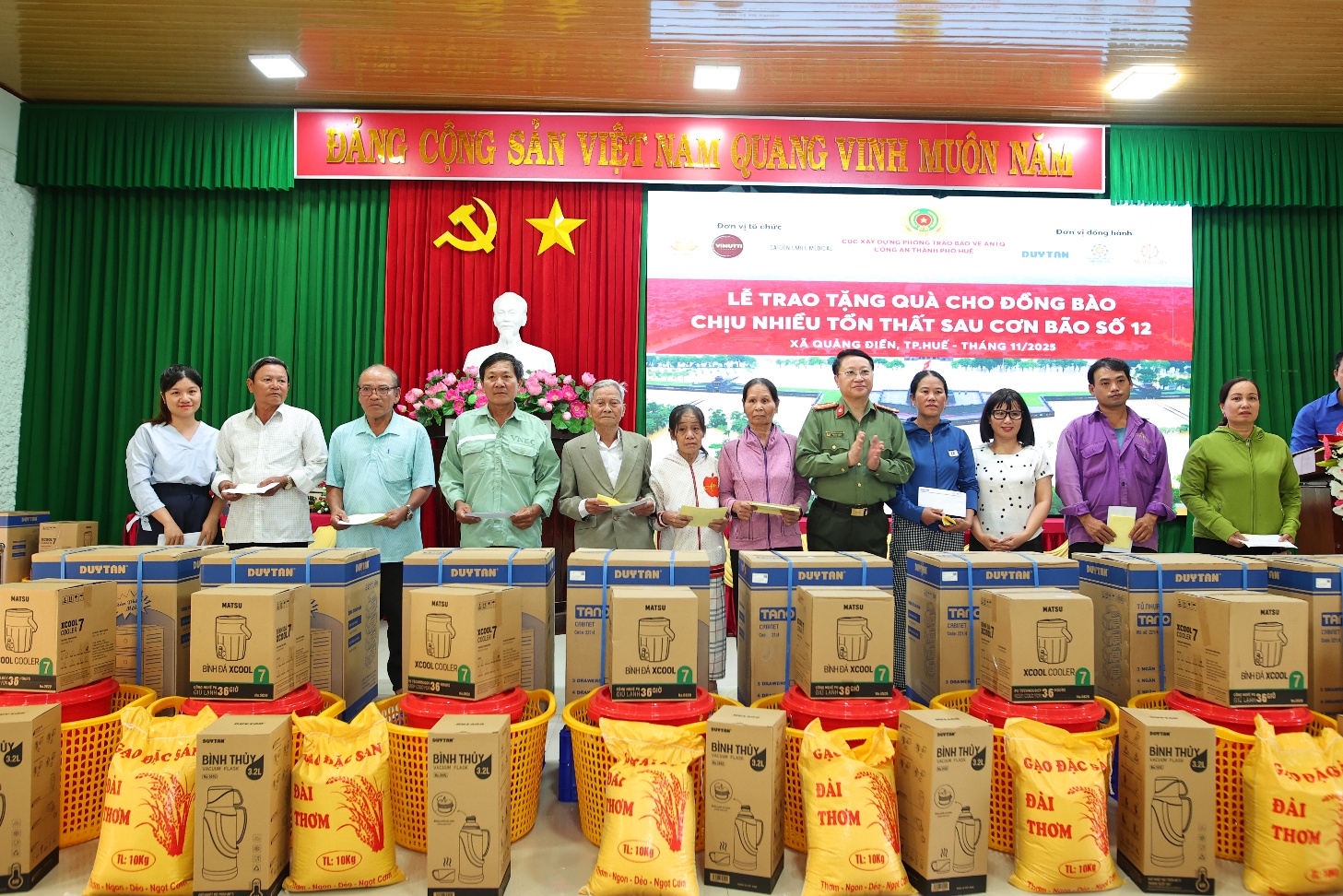 Duy Tân hỗ trợ người dân Huế khắc phục hậu quả do bão lũ - Ảnh 1.