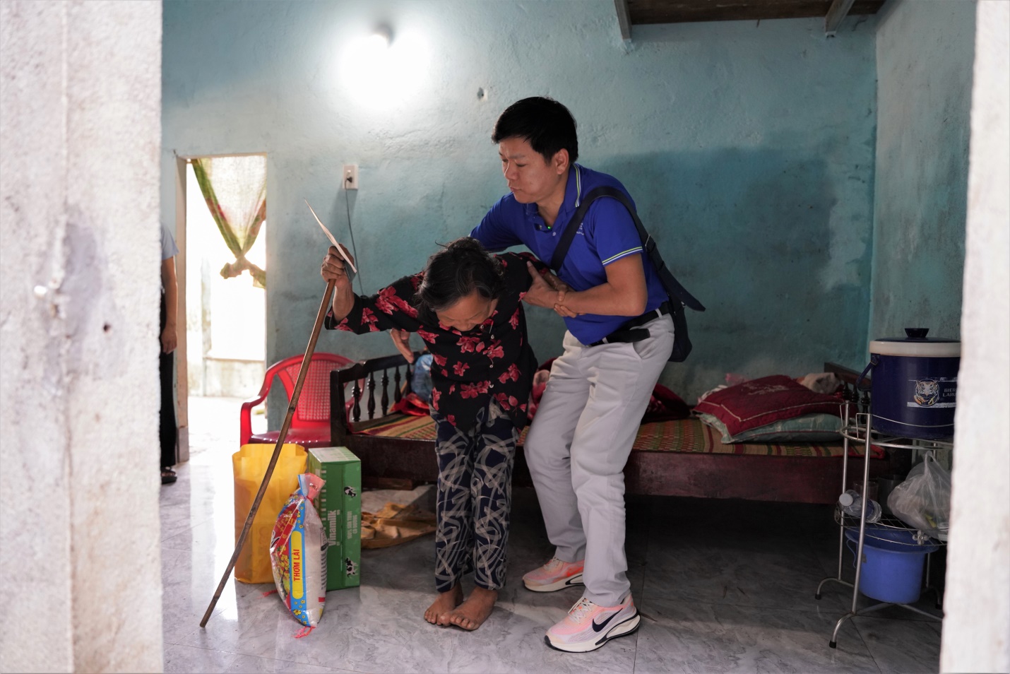 Bệnh viện JW chung tay hỗ trợ 600 hộ dân Đà Nẵng khắc phục hậu quả sau bão số 12 - Ảnh 1.