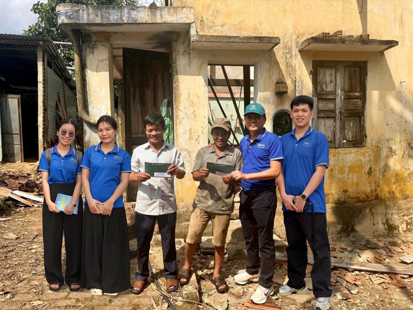 Bệnh viện JW chung tay hỗ trợ 600 hộ dân Đà Nẵng khắc phục hậu quả sau bão số 12 - Ảnh 2.